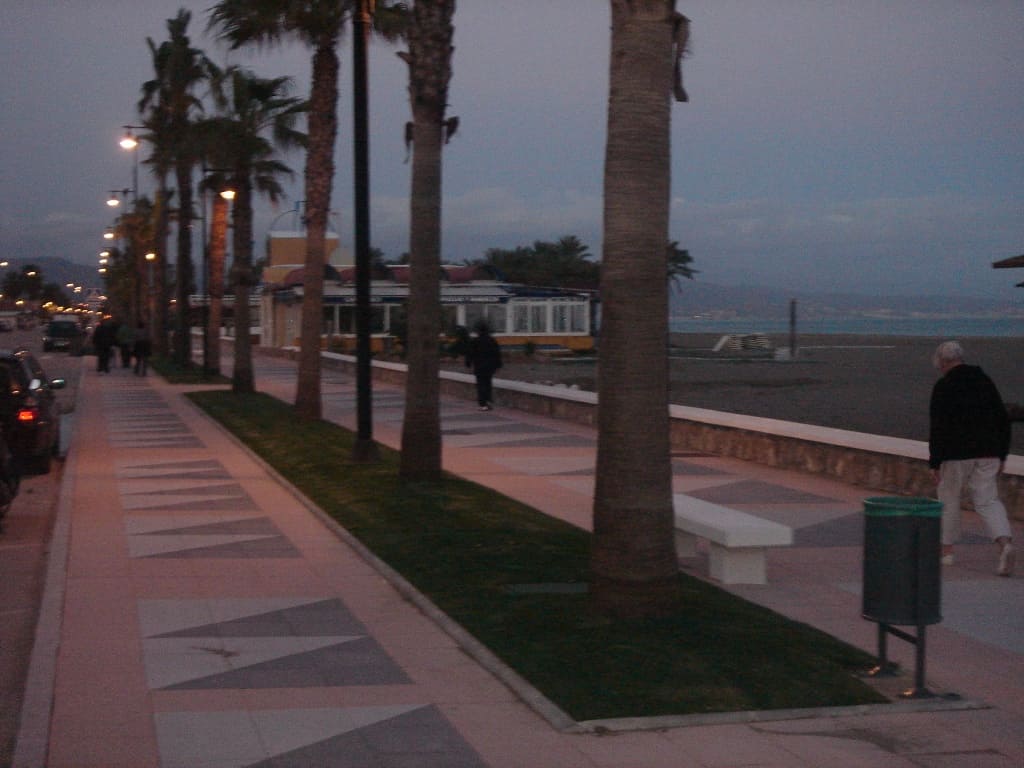MEZZA STAGIONE. In affitto dal 01/9/25 - 30/06/26 Grazioso appartamento sulla spiaggia di 1a linea con vista sul mare a Playamar (Torremolinos)