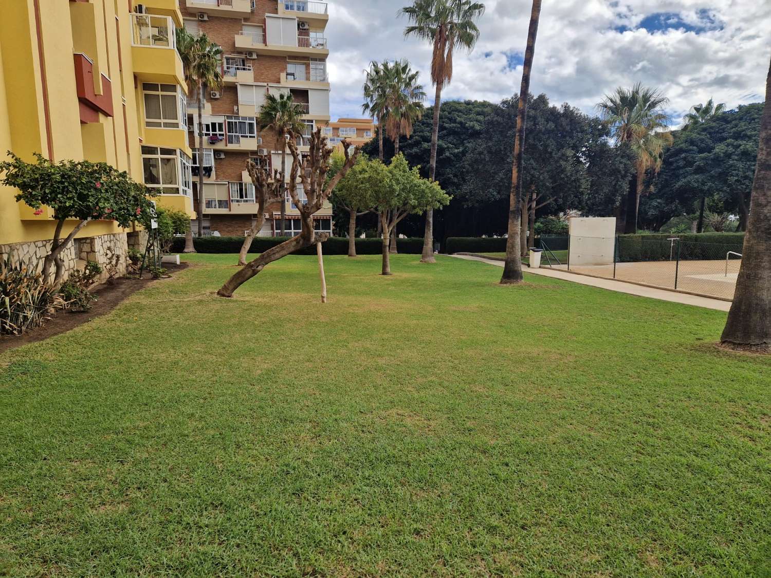 AFFITTATO DAL 27/02/25 AL 18/4/25 E DAL 01/10/25 AL 31/05/26 GRAZIOSO E LUMINOSO APPARTAMENTO A BENALMADENA CON PATIO
