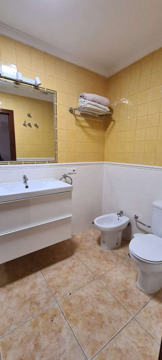 AFFITTATO DAL 27/02/25 AL 18/4/25 E DAL 01/10/25 AL 31/05/26 GRAZIOSO E LUMINOSO APPARTAMENTO A BENALMADENA CON PATIO