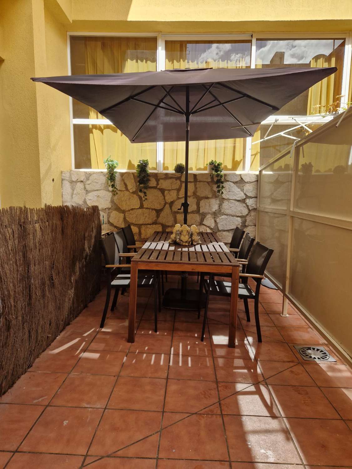AFFITTATO DAL 27/02/25 AL 18/4/25 E DAL 01/10/25 AL 31/05/26 GRAZIOSO E LUMINOSO APPARTAMENTO A BENALMADENA CON PATIO