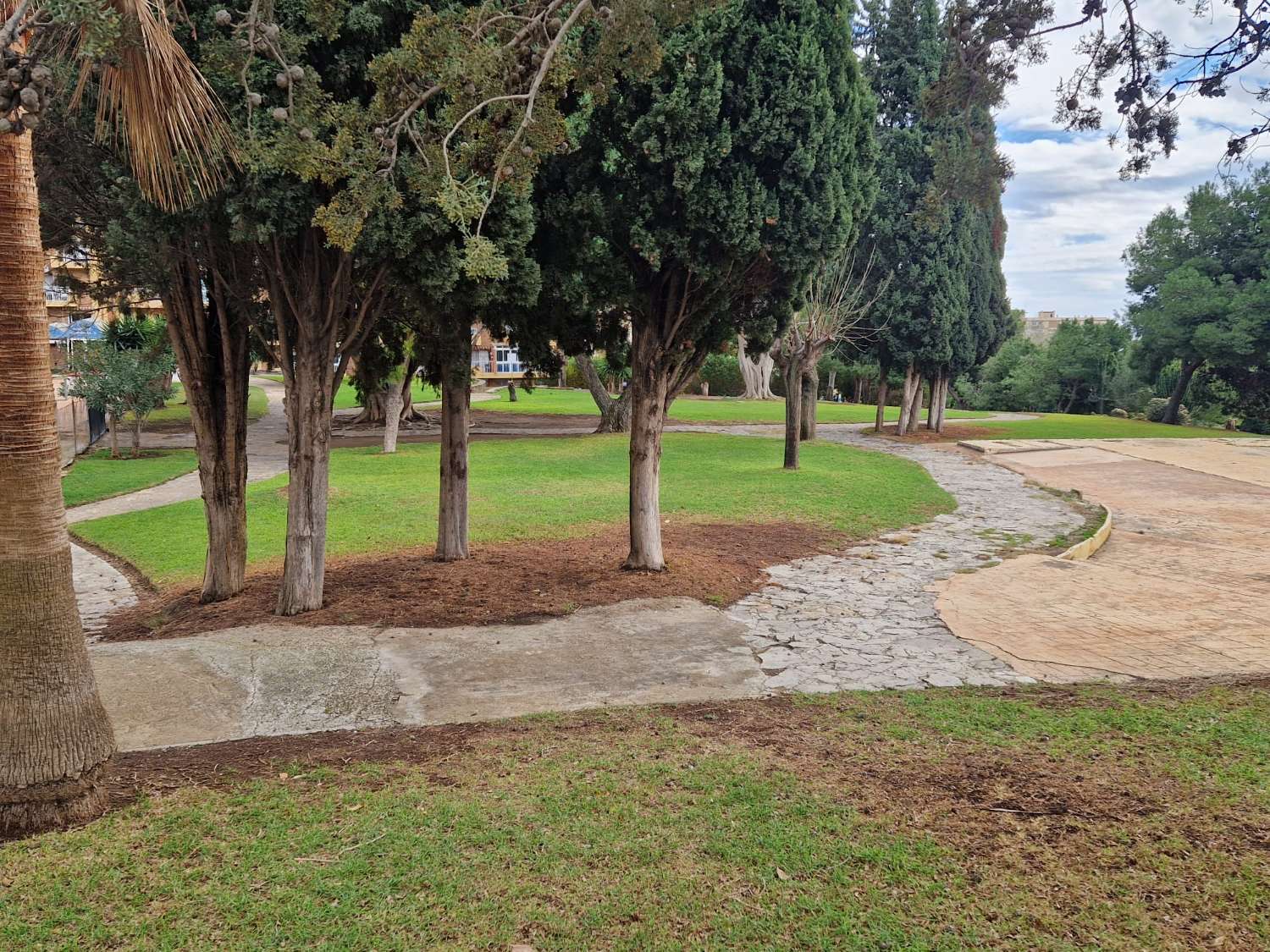 AFFITTATO DAL 27/02/25 AL 18/4/25 E DAL 01/10/25 AL 31/05/26 GRAZIOSO E LUMINOSO APPARTAMENTO A BENALMADENA CON PATIO