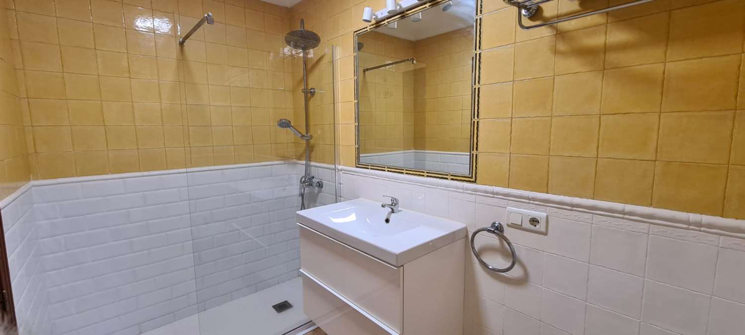 AFFITTATO DAL 27/02/25 AL 18/4/25 E DAL 01/10/25 AL 31/05/26 GRAZIOSO E LUMINOSO APPARTAMENTO A BENALMADENA CON PATIO