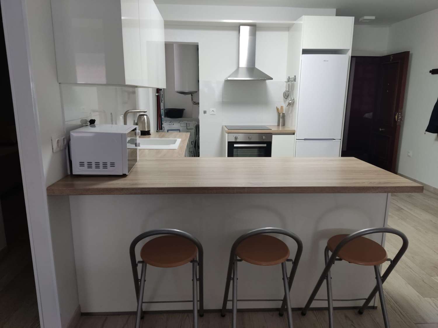 IT IS NOT A LONG SEASON. FOR RENT FROM 01/09/2024 - 30/06/2025 BEAUTIFUL APARTMENT ON THE 1ST LINE OF THE BEACH IN FUENGIROLA