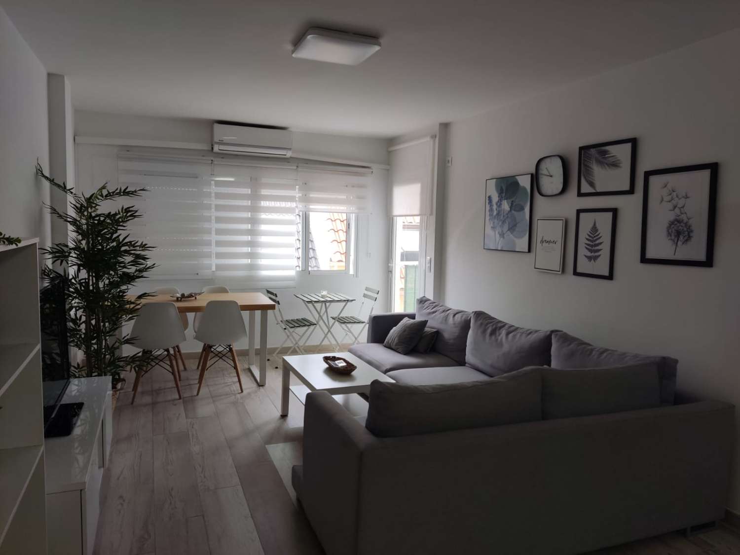 IT IS NOT A LONG SEASON. FOR RENT FROM 01/09/2024 - 30/06/2025 BEAUTIFUL APARTMENT ON THE 1ST LINE OF THE BEACH IN FUENGIROLA