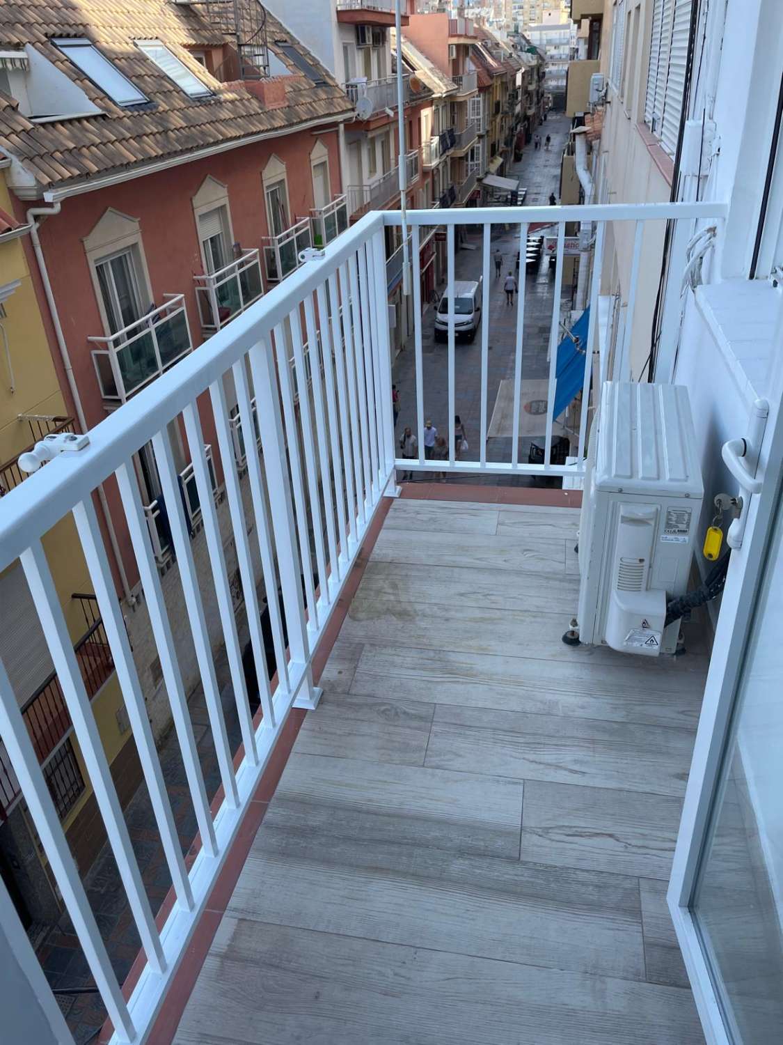 NON È UNA LUNGA STAGIONE. IN AFFITTO DAL 01/09/2025 - 30/06/2026 BELLISSIMO APPARTAMENTO SULLA 1A LINEA DELLA SPIAGGIA DI FUENGIROLA