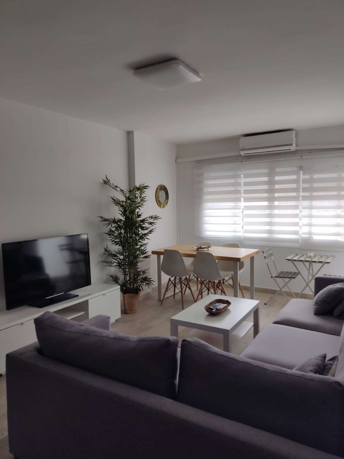 IT IS NOT A LONG SEASON. FOR RENT FROM 01/09/2024 - 30/06/2025 BEAUTIFUL APARTMENT ON THE 1ST LINE OF THE BEACH IN FUENGIROLA