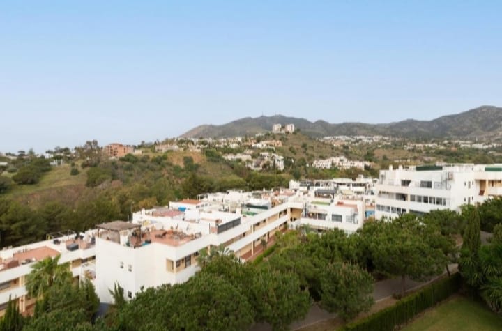 Se vende  bonito apartamento con vistas al mar en Benalmádena