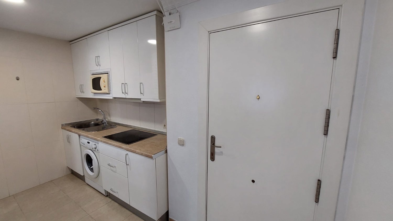Mid-season . For rent from 1.9.24-22.12.24 and from 1.4.25-31.5.25 magnificent apartment with sea views on the 1st line of the beach in Benalmadena