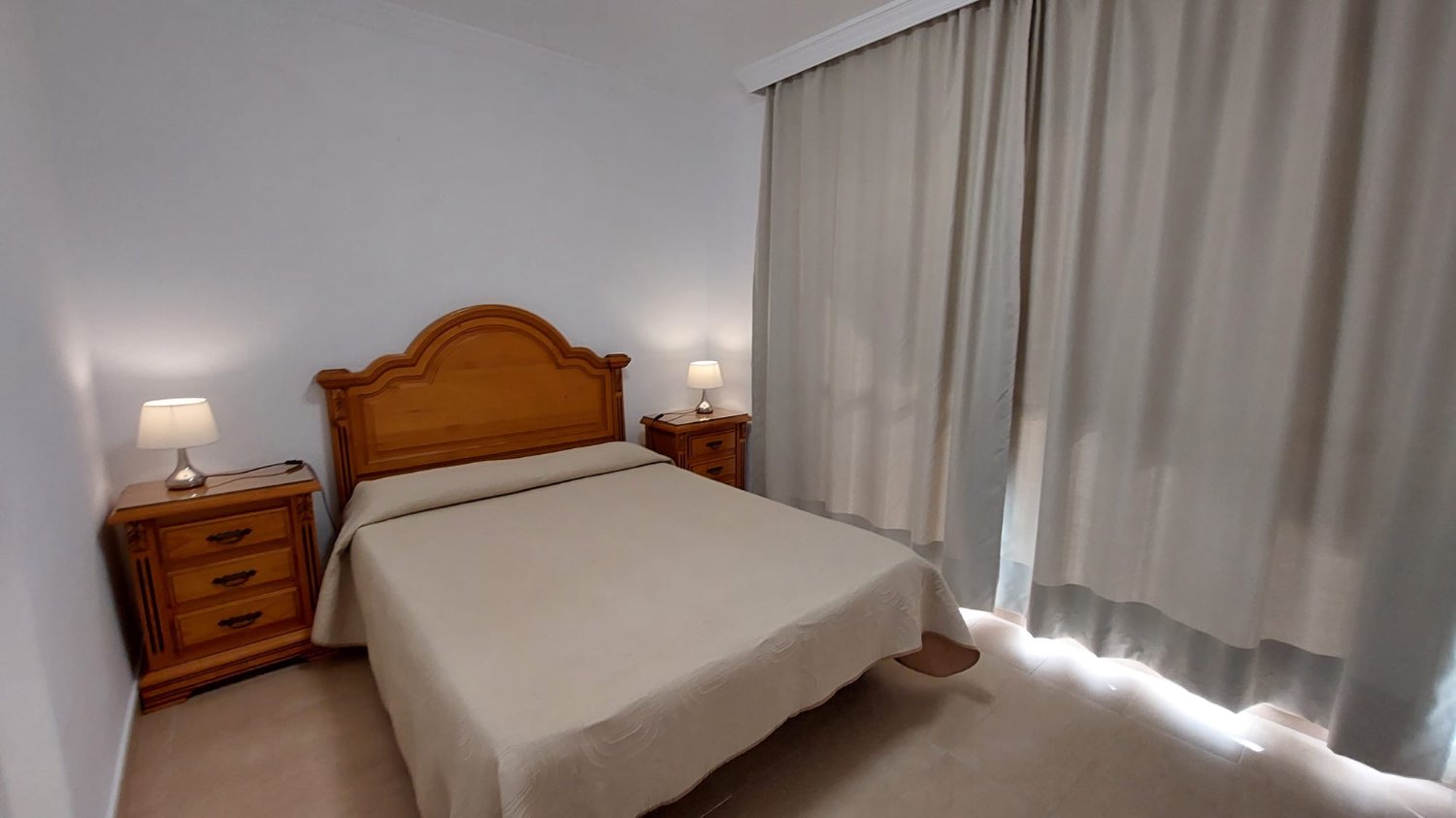 Mid-season . For rent from 1.9.24-22.12.24 and from 1.4.25-31.5.25 magnificent apartment with sea views on the 1st line of the beach in Benalmadena