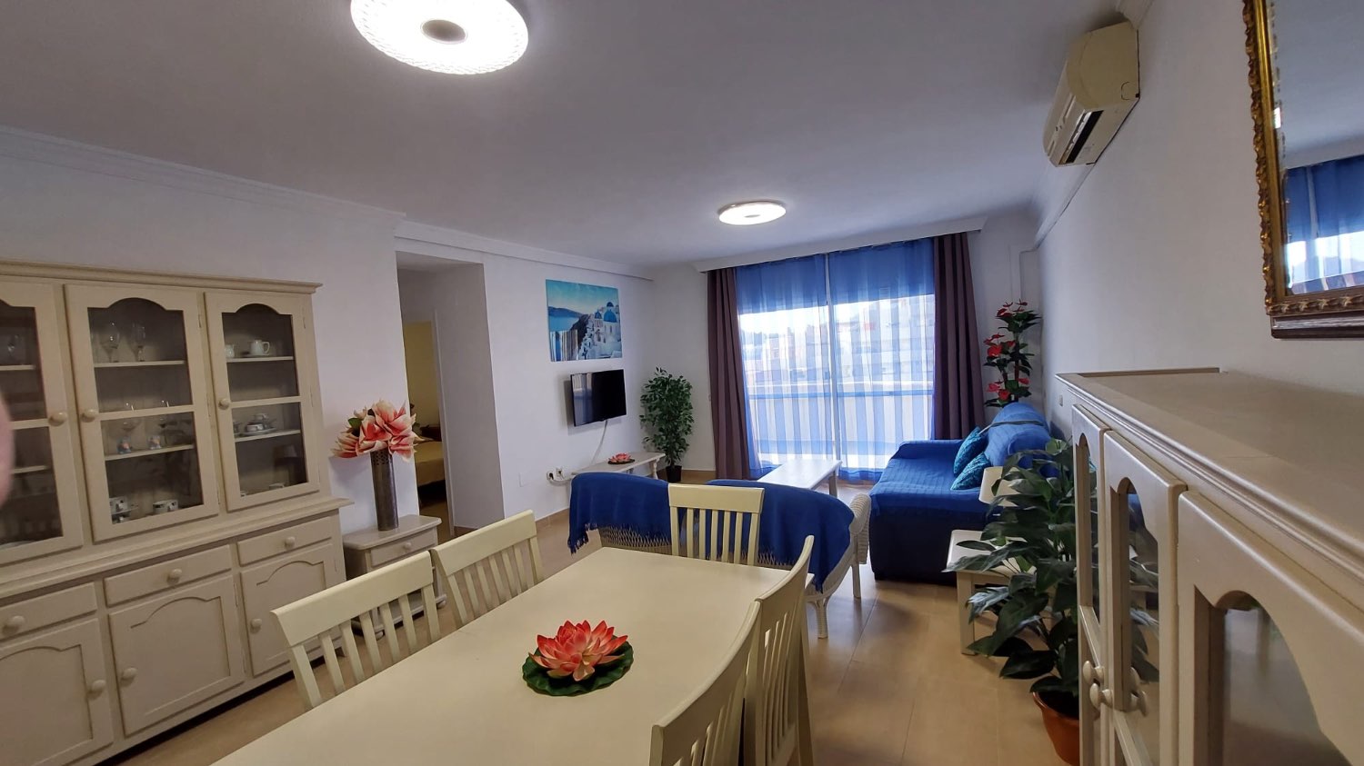 Mid-season . For rent from 1.9.24-22.12.24 and from 1.4.25-31.5.25 magnificent apartment with sea views on the 1st line of the beach in Benalmadena