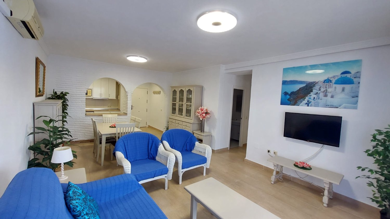 Mid-season . For rent from 1.9.24-22.12.24 and from 1.4.25-31.5.25 magnificent apartment with sea views on the 1st line of the beach in Benalmadena