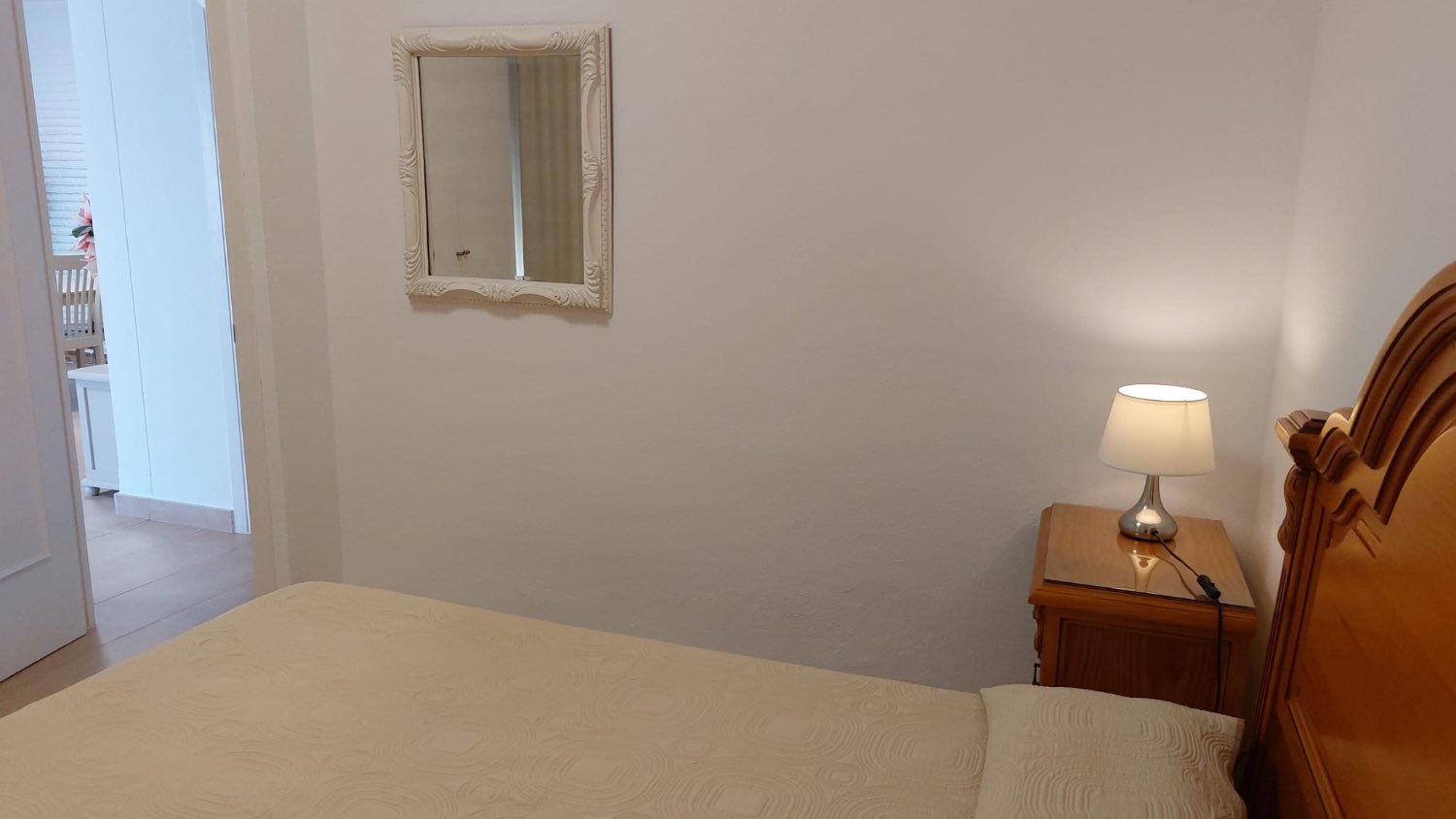 Mid-season . For rent from 1.9.24-22.12.24 and from 1.4.25-31.5.25 magnificent apartment with sea views on the 1st line of the beach in Benalmadena