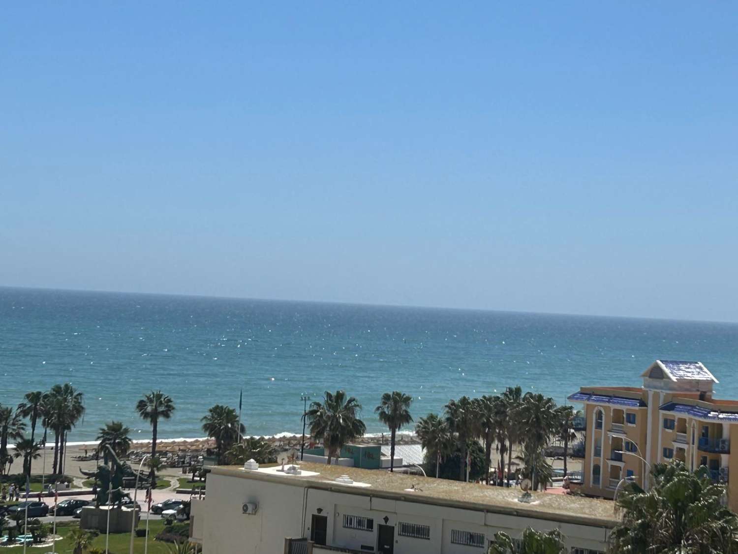 HALF SEIZOEN. TE HUUR VAN 1.10.25-30.6.26 PRACHTIG APPARTEMENT MET UITZICHT OP ZEE OP DE 1E LIJN VAN HET STRAND IN PLAYAMAR (TORREMOLINOS)