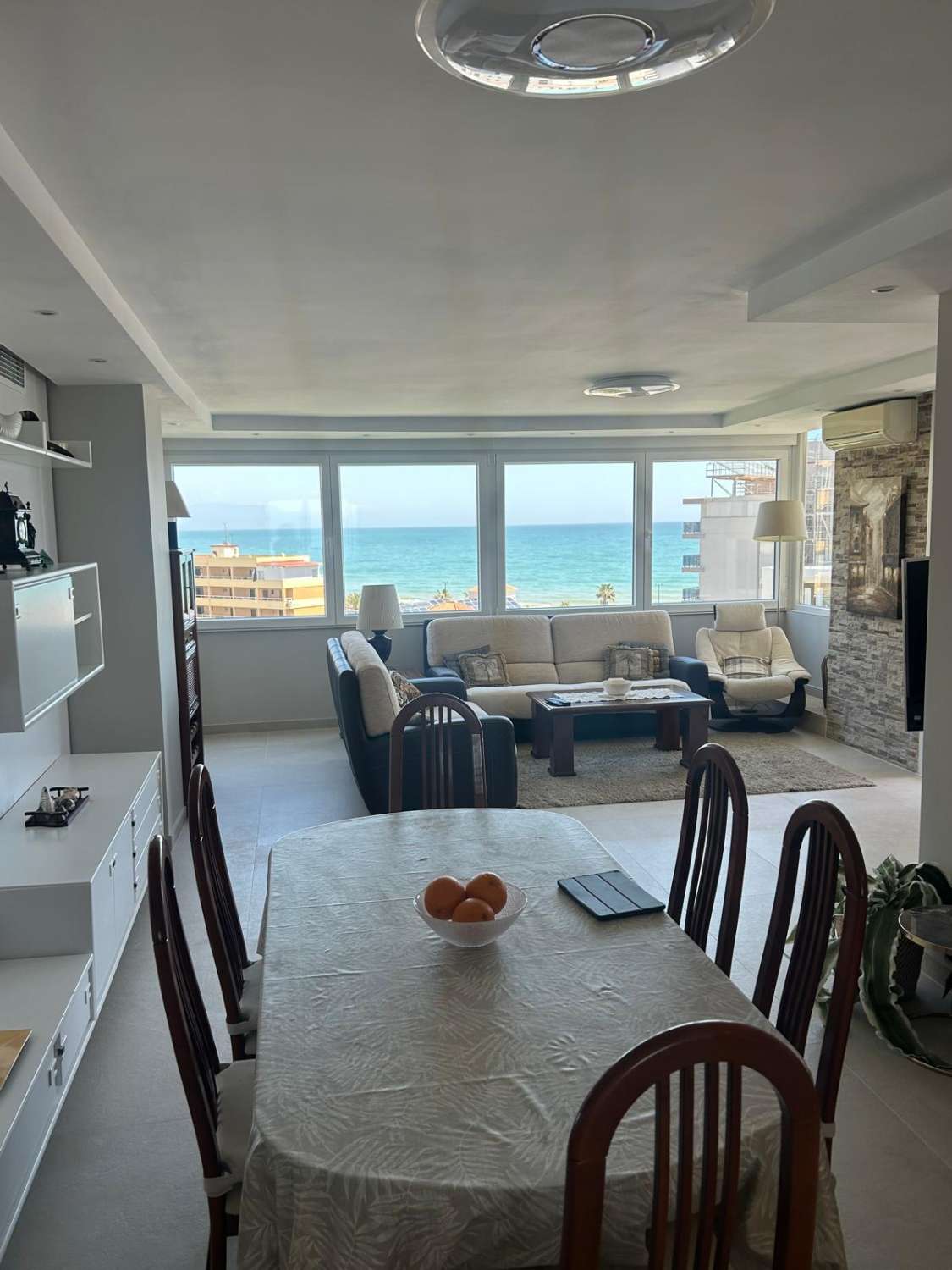 HALF SEIZOEN. TE HUUR VAN 1.10.25-30.6.26 PRACHTIG APPARTEMENT MET UITZICHT OP ZEE OP DE 1E LIJN VAN HET STRAND IN PLAYAMAR (TORREMOLINOS)