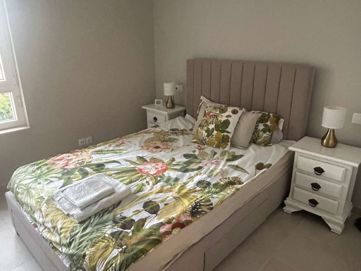 HALF SEIZOEN. TE HUUR VAN 1.10.25-30.6.26 PRACHTIG APPARTEMENT MET UITZICHT OP ZEE OP DE 1E LIJN VAN HET STRAND IN PLAYAMAR (TORREMOLINOS)