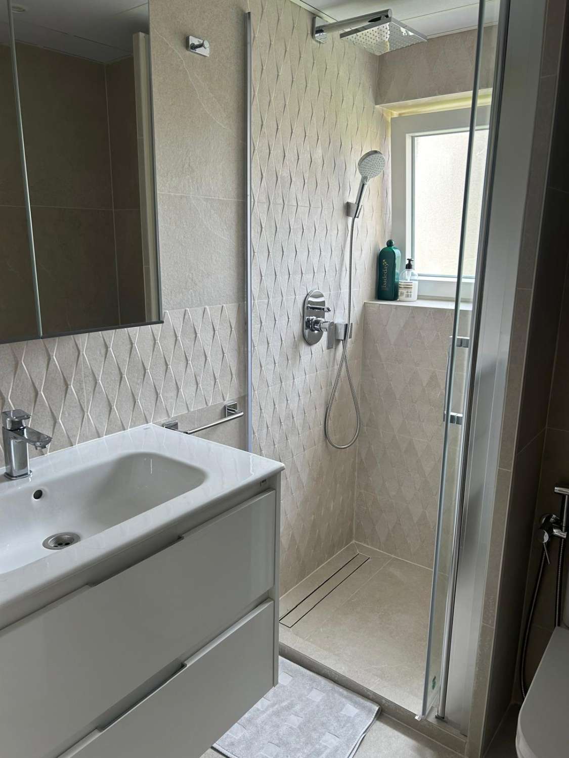 HALF SEIZOEN. TE HUUR VAN 1.10.25-30.6.26 PRACHTIG APPARTEMENT MET UITZICHT OP ZEE OP DE 1E LIJN VAN HET STRAND IN PLAYAMAR (TORREMOLINOS)