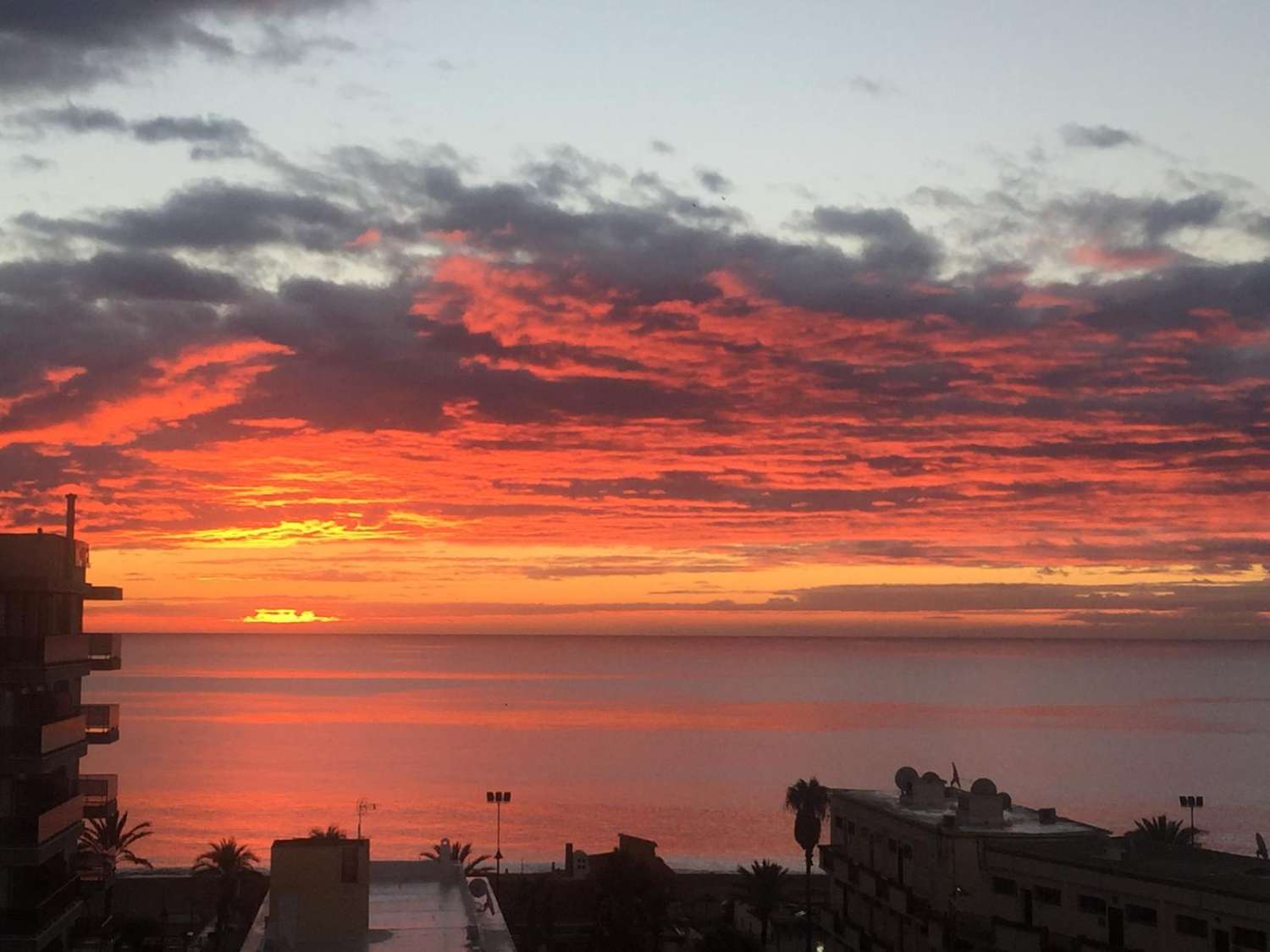 HALF SEIZOEN. TE HUUR VAN 1.10.25-30.6.26 PRACHTIG APPARTEMENT MET UITZICHT OP ZEE OP DE 1E LIJN VAN HET STRAND IN PLAYAMAR (TORREMOLINOS)