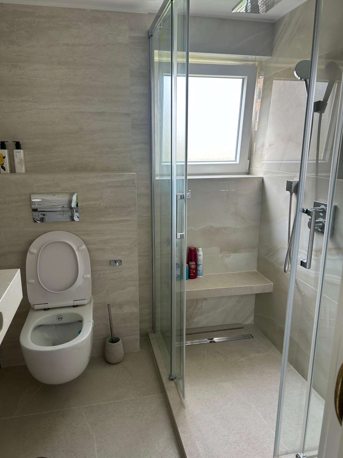 HALF SEIZOEN. TE HUUR VAN 1.10.25-30.6.26 PRACHTIG APPARTEMENT MET UITZICHT OP ZEE OP DE 1E LIJN VAN HET STRAND IN PLAYAMAR (TORREMOLINOS)
