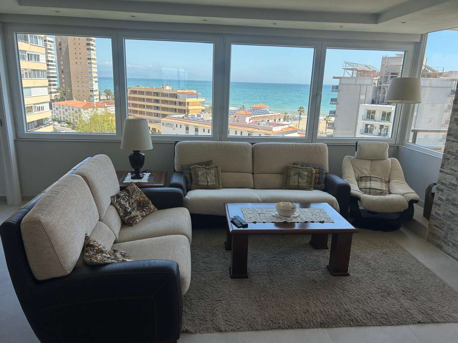 HALF SEIZOEN. TE HUUR VAN 1.10.25-30.6.26 PRACHTIG APPARTEMENT MET UITZICHT OP ZEE OP DE 1E LIJN VAN HET STRAND IN PLAYAMAR (TORREMOLINOS)