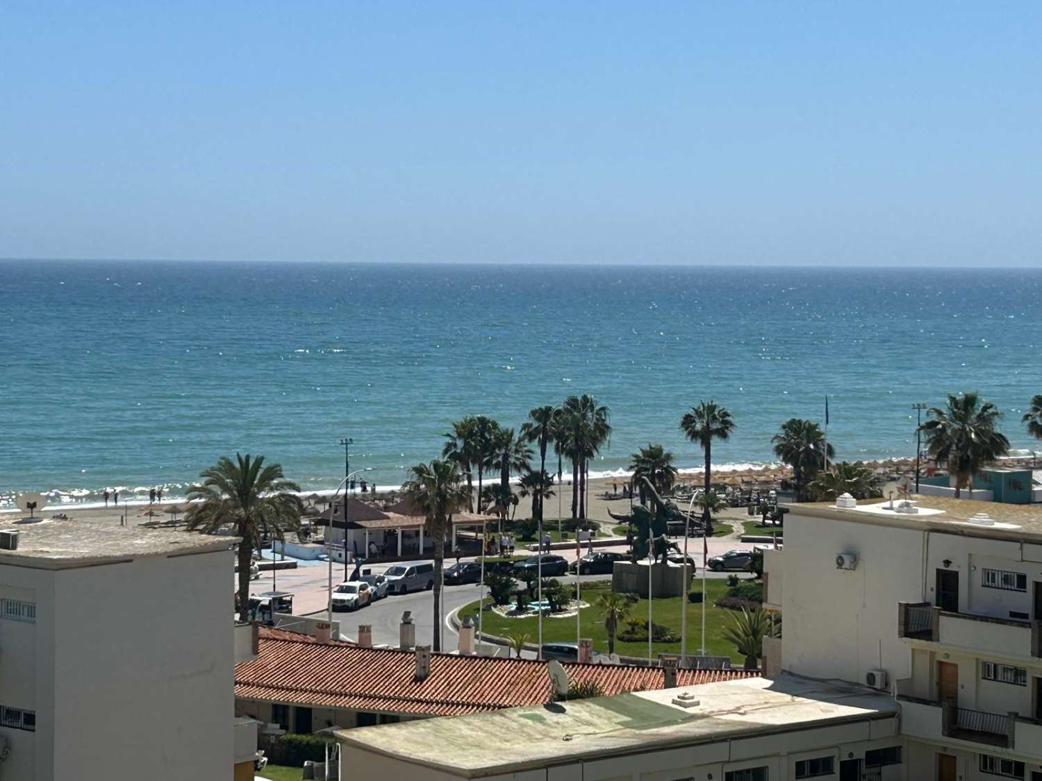 HALF SEIZOEN. TE HUUR VAN 1.10.25-30.6.26 PRACHTIG APPARTEMENT MET UITZICHT OP ZEE OP DE 1E LIJN VAN HET STRAND IN PLAYAMAR (TORREMOLINOS)
