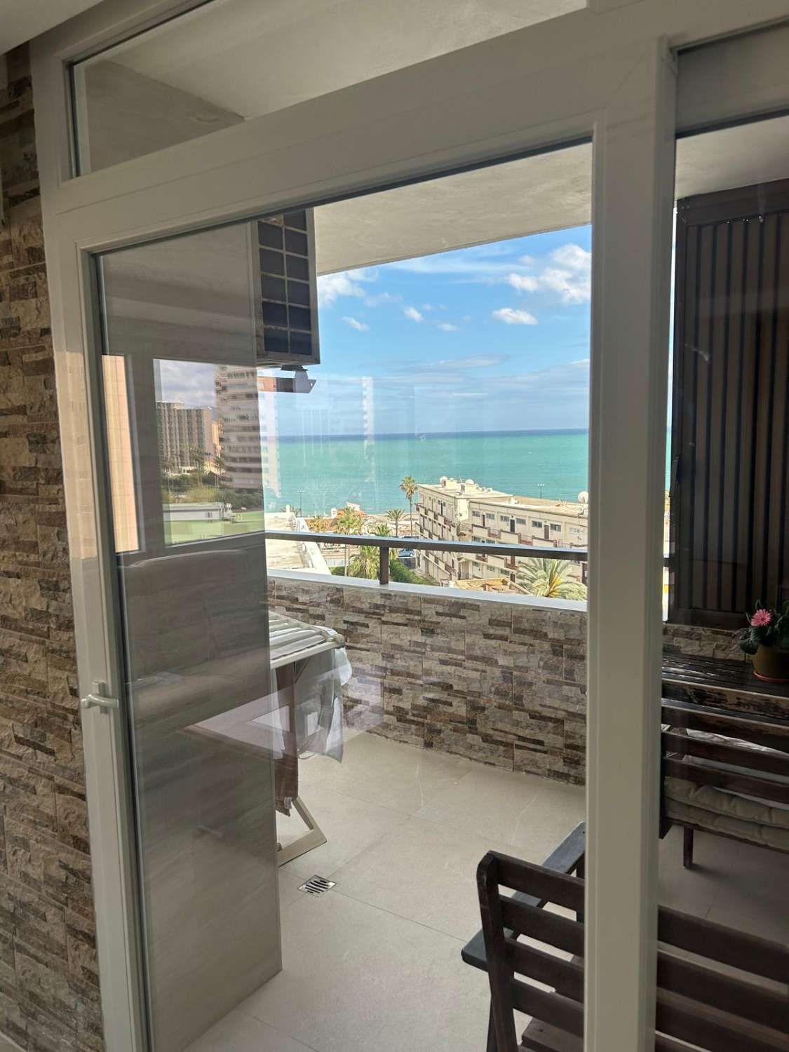 HALF SEIZOEN. TE HUUR VAN 1.10.25-30.6.26 PRACHTIG APPARTEMENT MET UITZICHT OP ZEE OP DE 1E LIJN VAN HET STRAND IN PLAYAMAR (TORREMOLINOS)