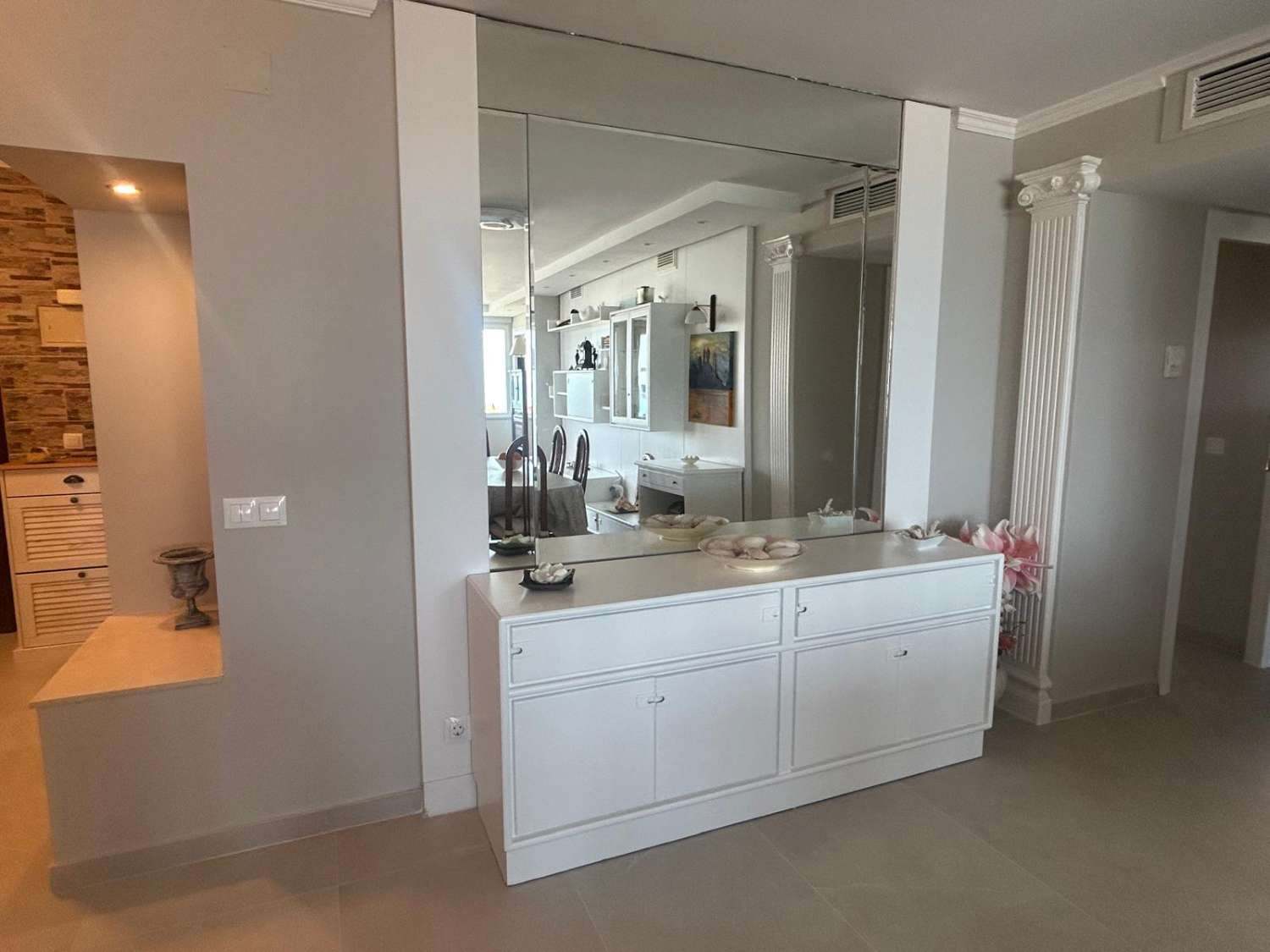 HALF SEIZOEN. TE HUUR VAN 1.10.25-30.6.26 PRACHTIG APPARTEMENT MET UITZICHT OP ZEE OP DE 1E LIJN VAN HET STRAND IN PLAYAMAR (TORREMOLINOS)