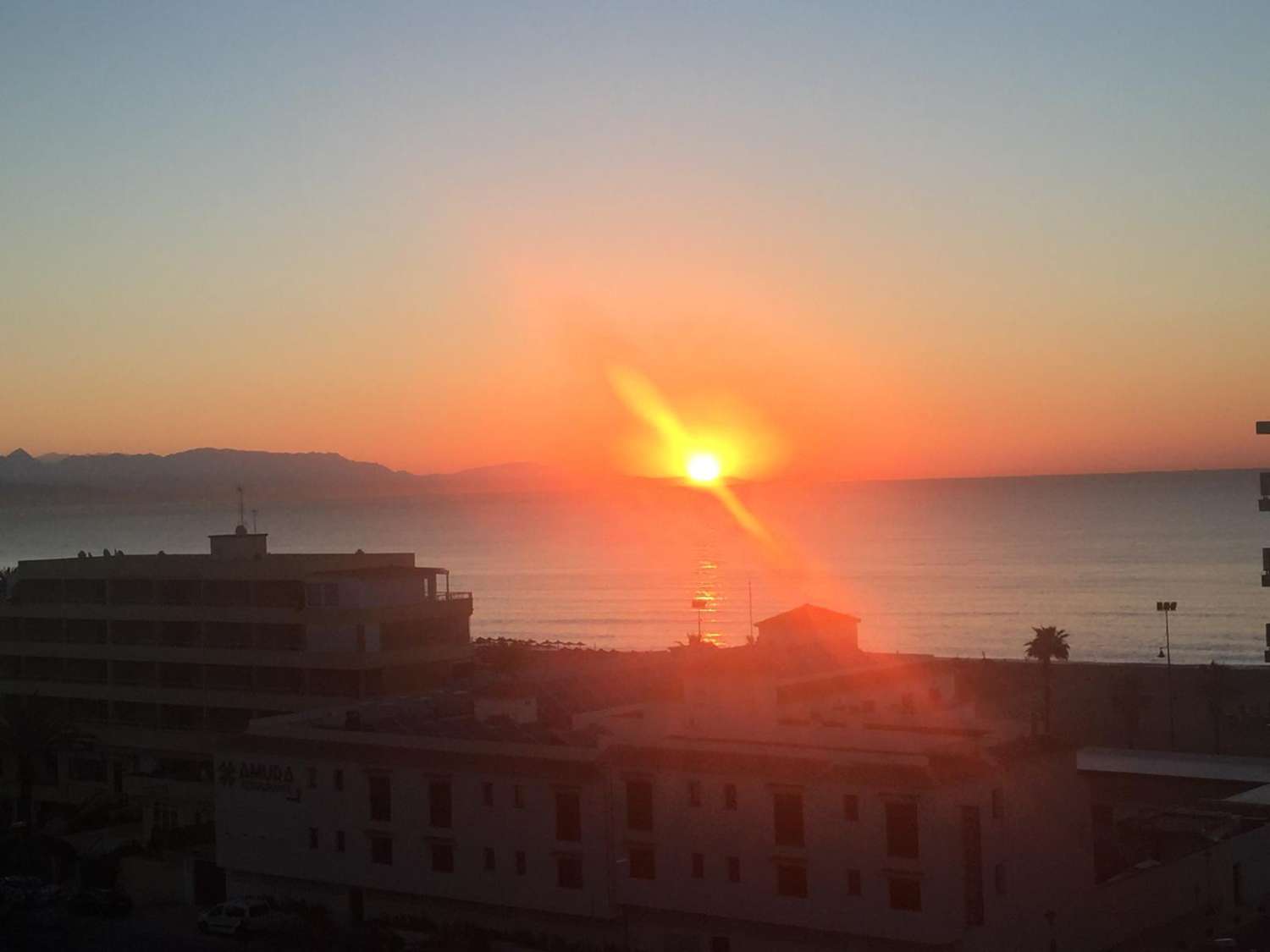 HALF SEIZOEN. TE HUUR VAN 1.10.25-30.6.26 PRACHTIG APPARTEMENT MET UITZICHT OP ZEE OP DE 1E LIJN VAN HET STRAND IN PLAYAMAR (TORREMOLINOS)