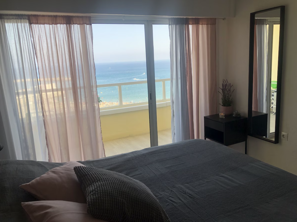 MIDDEN SEIZOEN. Te huur van 01/12/2024 - 30/03/2025 Mooi appartement met uitzicht op zee op de 1e lijn van het strand in Benalmádena