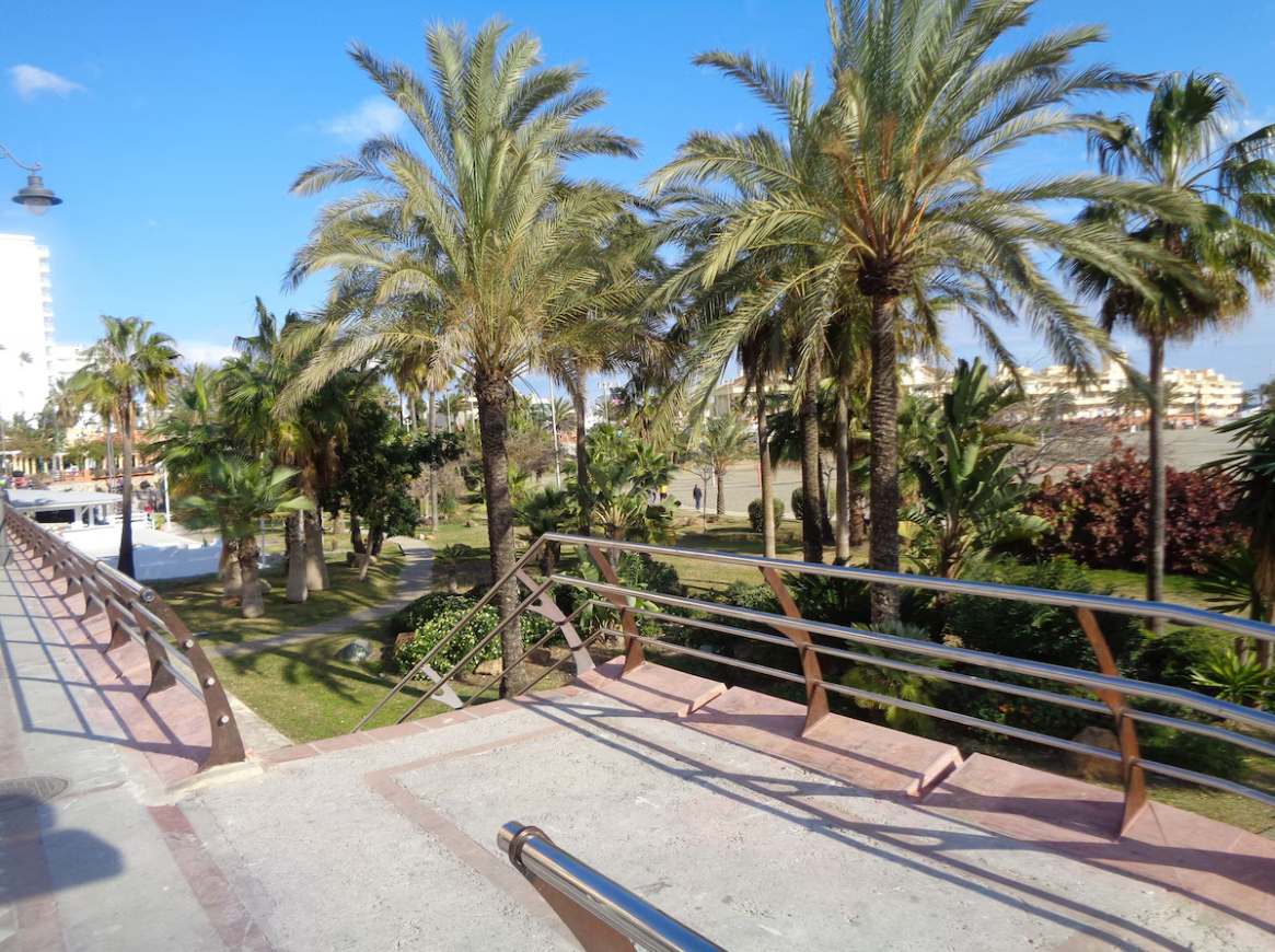 MID-SEASON. For rent from 01/12/2024 - 30/03/2025 Beautiful apartment with sea views on the 1st line of the beach in Benalmadena