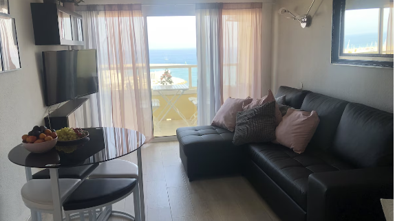 MID-SEASON. For rent from 01/12/2024 - 30/03/2025 Beautiful apartment with sea views on the 1st line of the beach in Benalmadena