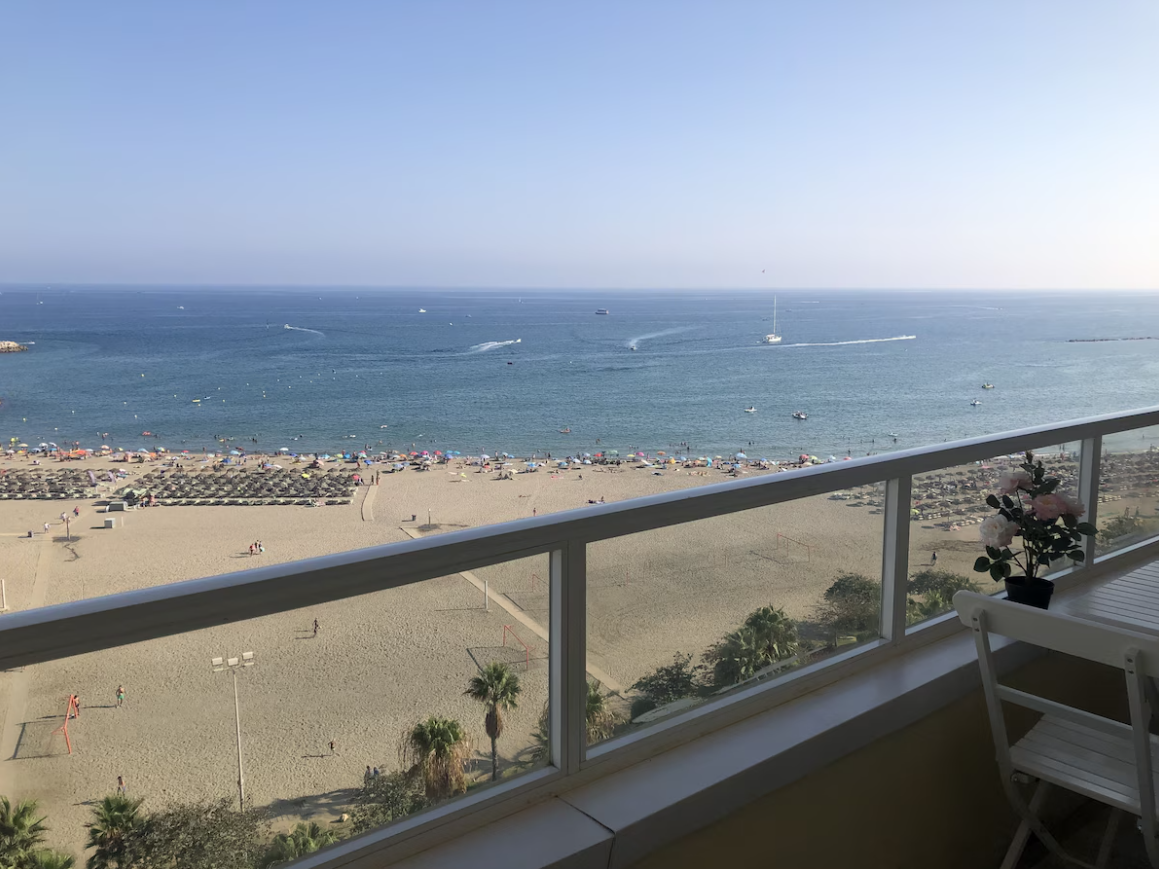 MID-SEASON. For rent from 01/12/2024 - 30/03/2025 Beautiful apartment with sea views on the 1st line of the beach in Benalmadena