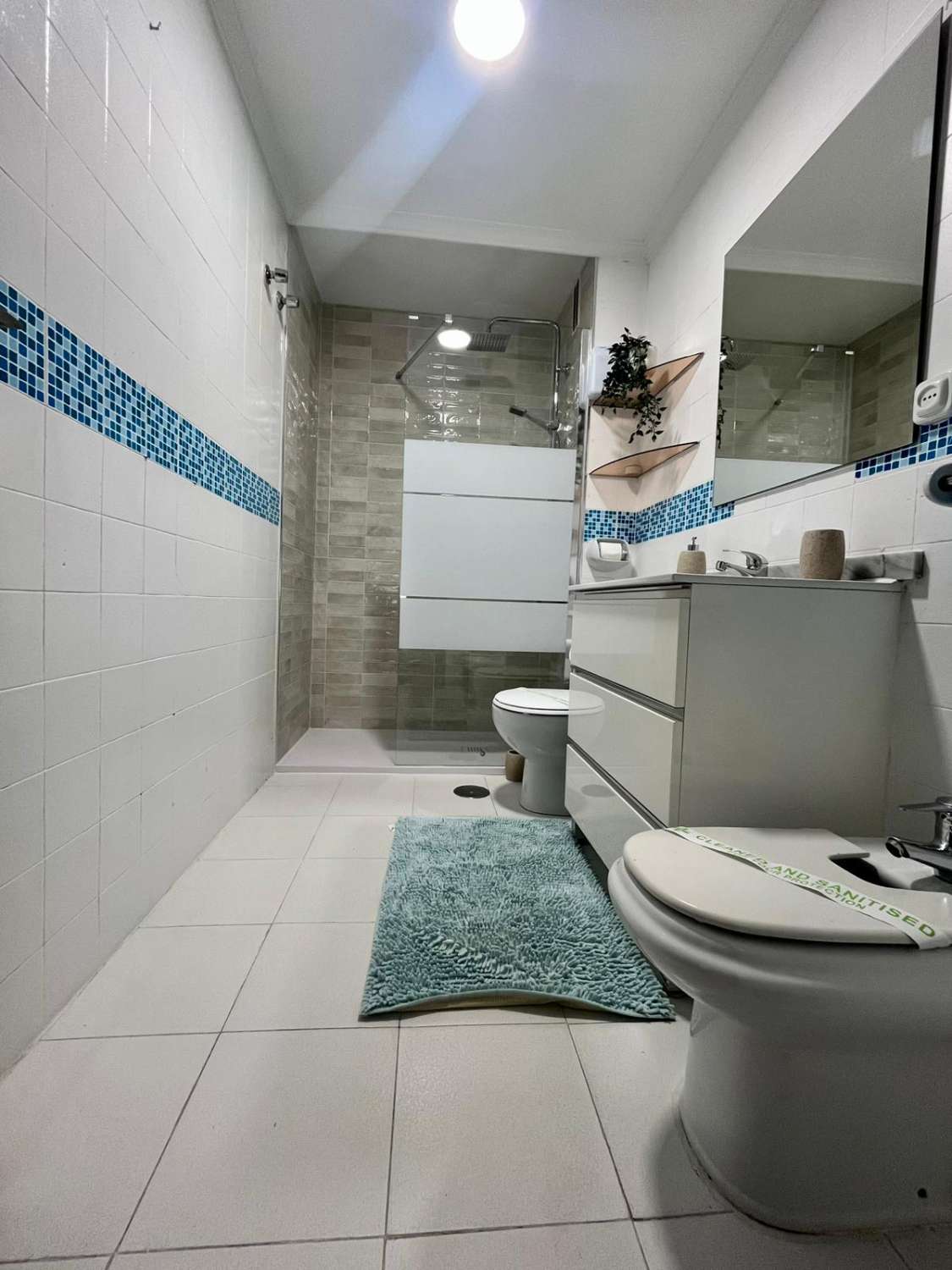 MID SEASON .FOR RENT FROM 1.9.25-20.6.26 NICE APARTMENT ON 1ST LINE BEACH WITH SEA VIEWS IN BENALMADENA