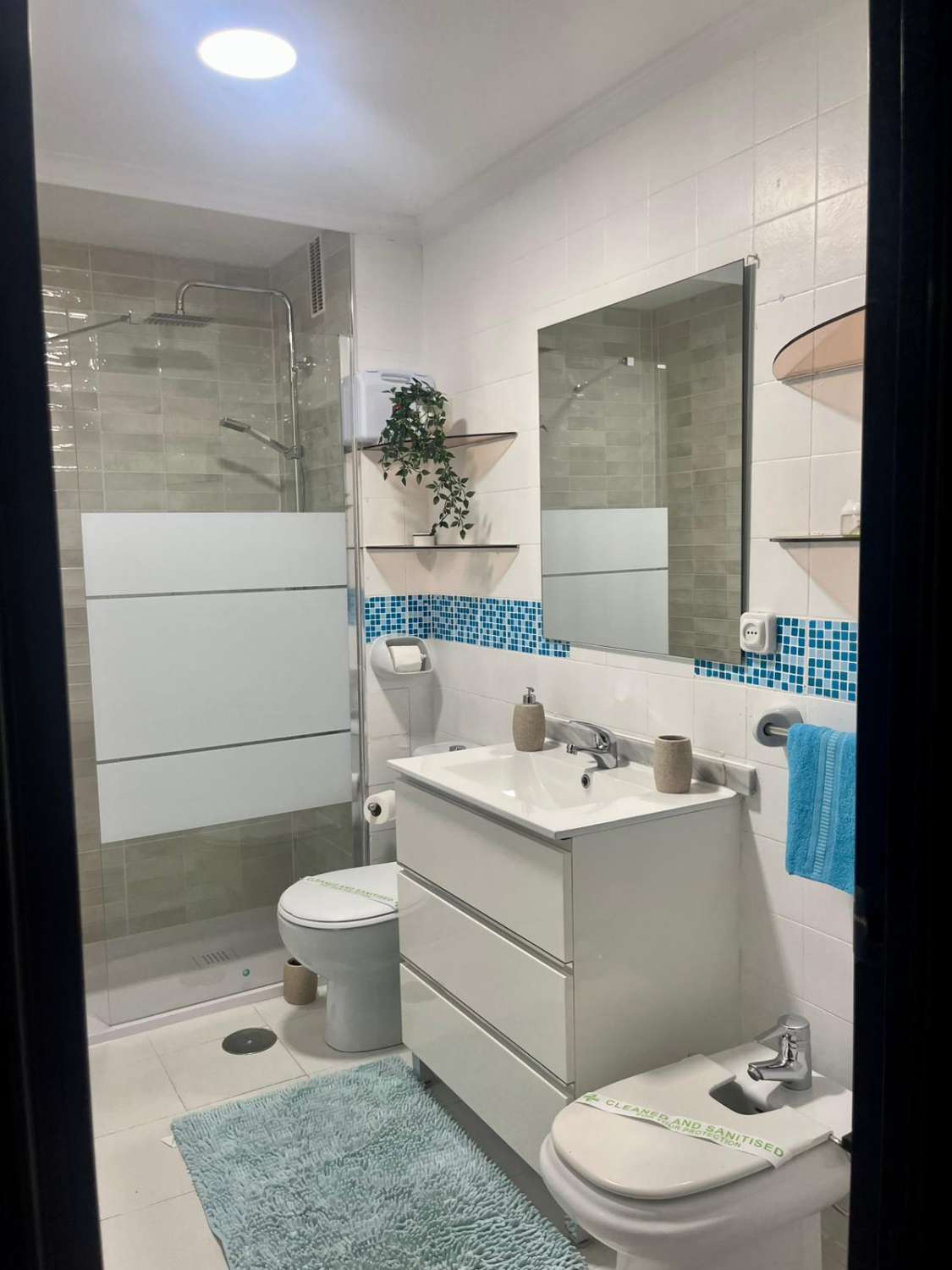 MID SEASON .FOR RENT FROM 1.9.25-20.6.26 NICE APARTMENT ON 1ST LINE BEACH WITH SEA VIEWS IN BENALMADENA