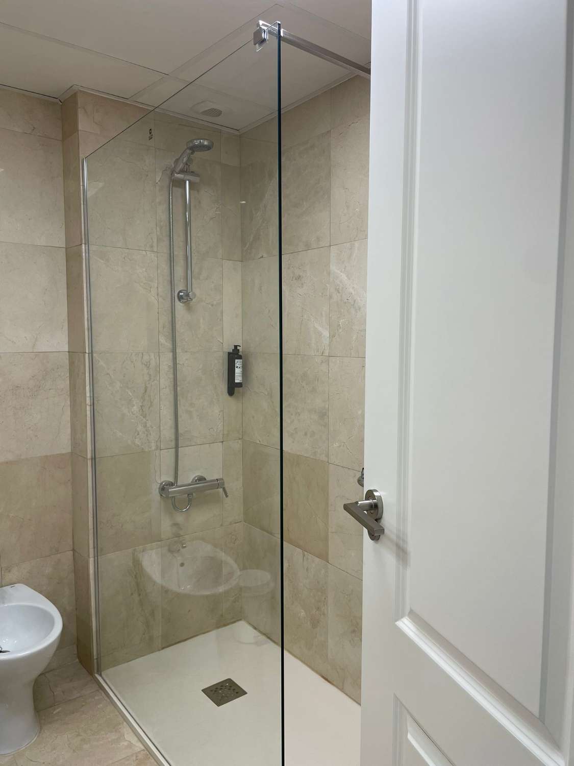 NO ES DE LARGA TEMPORADA Se alquila desde  1.09.25- 30.6.26 bonito apartamento con vistas al mar en Benalmadena costa