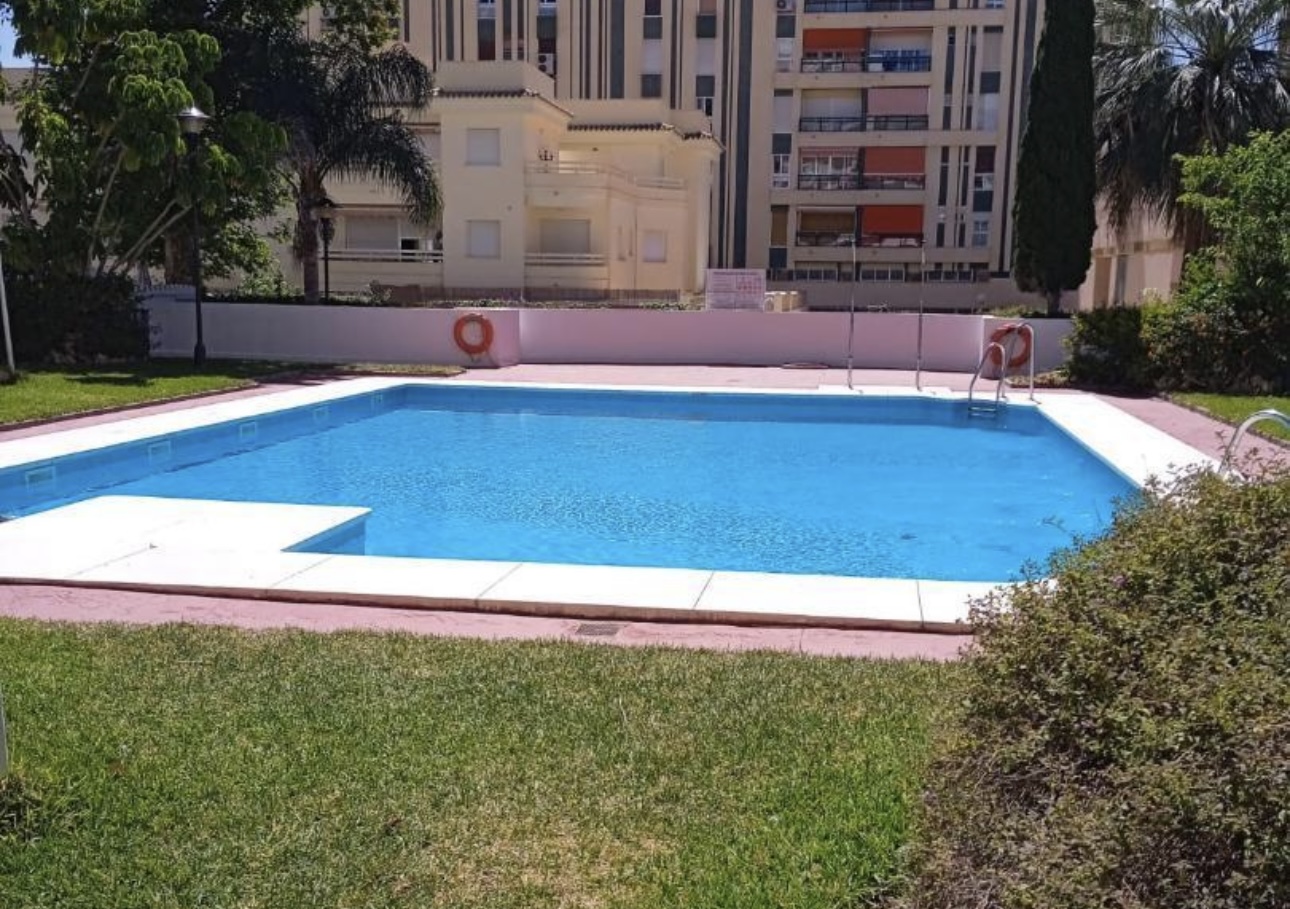 MID SEASON .FOR RENT FROM 01.04.25 - 31.01.25 BEAUTIFUL PENTHOUSE WITH SEA VIEWS IN LA CARIHUELA