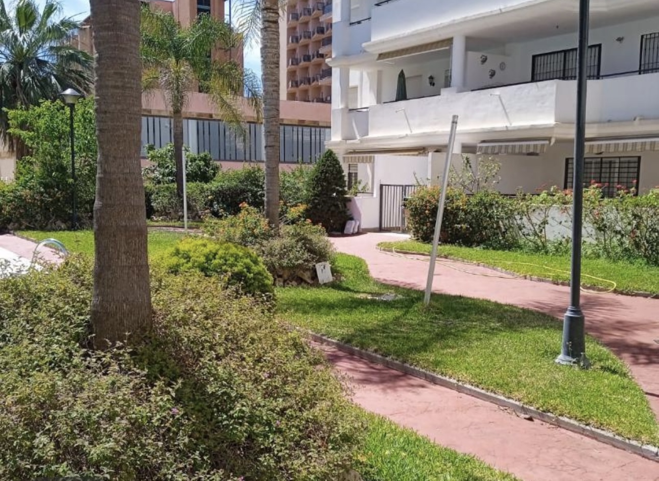 MID SEASON .FOR RENT FROM 01.04.25 - 31.01.25 BEAUTIFUL PENTHOUSE WITH SEA VIEWS IN LA CARIHUELA