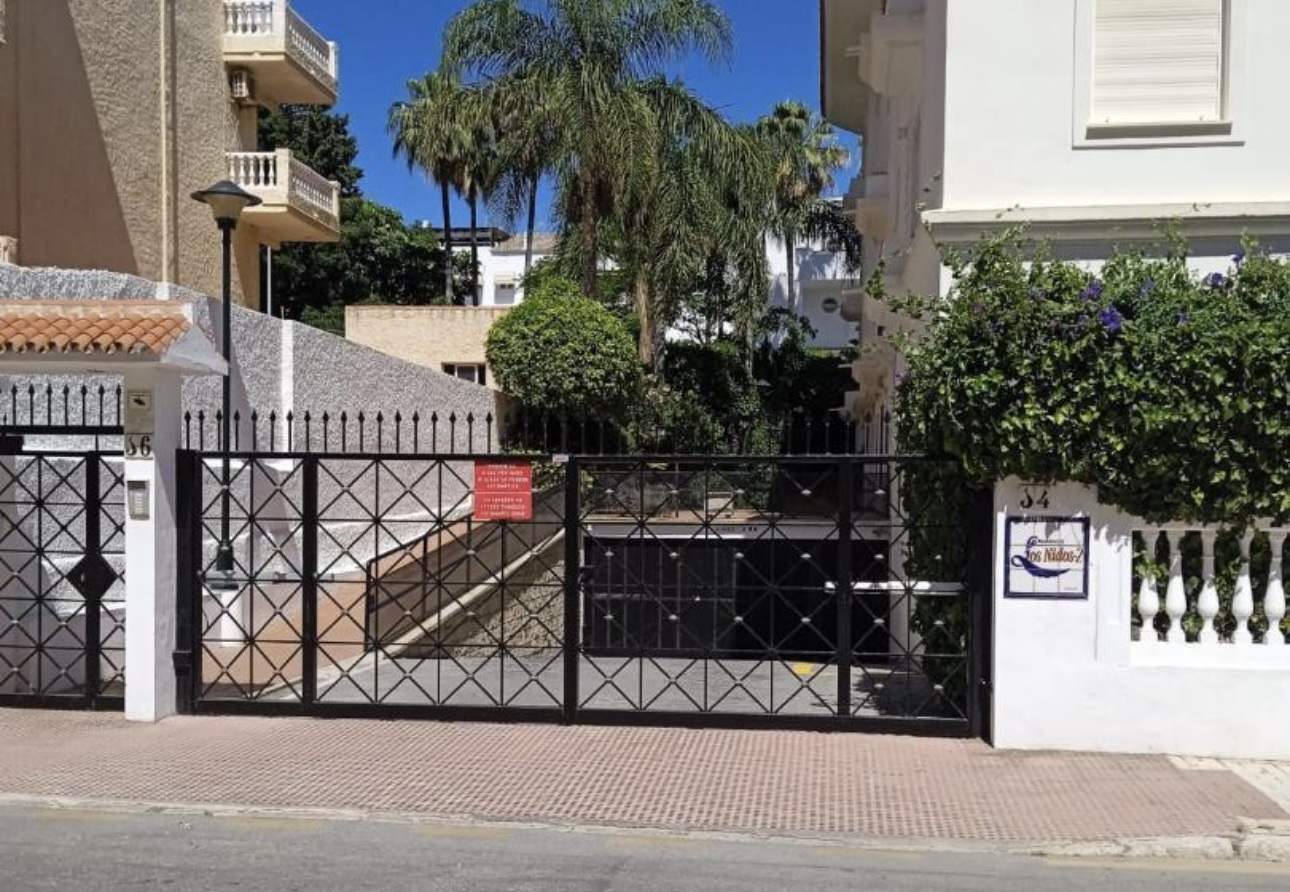 MID SEASON .FOR RENT FROM 01.04.25 - 31.01.25 BEAUTIFUL PENTHOUSE WITH SEA VIEWS IN LA CARIHUELA