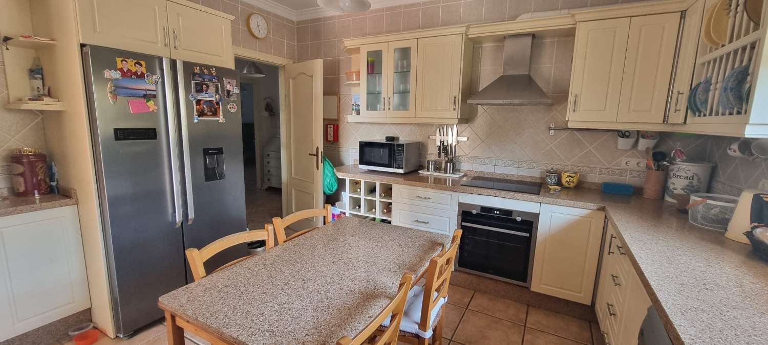 HALF SEASON.  RENTING FROM 1.9.25-30.6.26 NICE APARTMENT IN BENAJARAFE ON 2ND LINE BEACH (MALAGA)