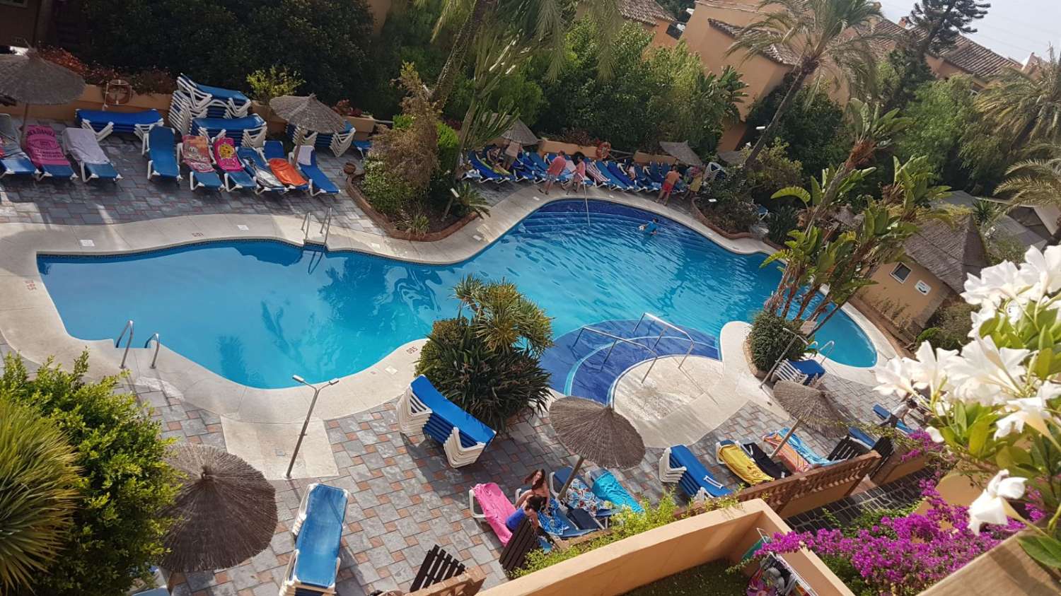 MEDIA TEMPORADA . SE ALQUILA  desde 1.10. 26-30.6.27  BONITO ATICO EN MIJAS COSTA
