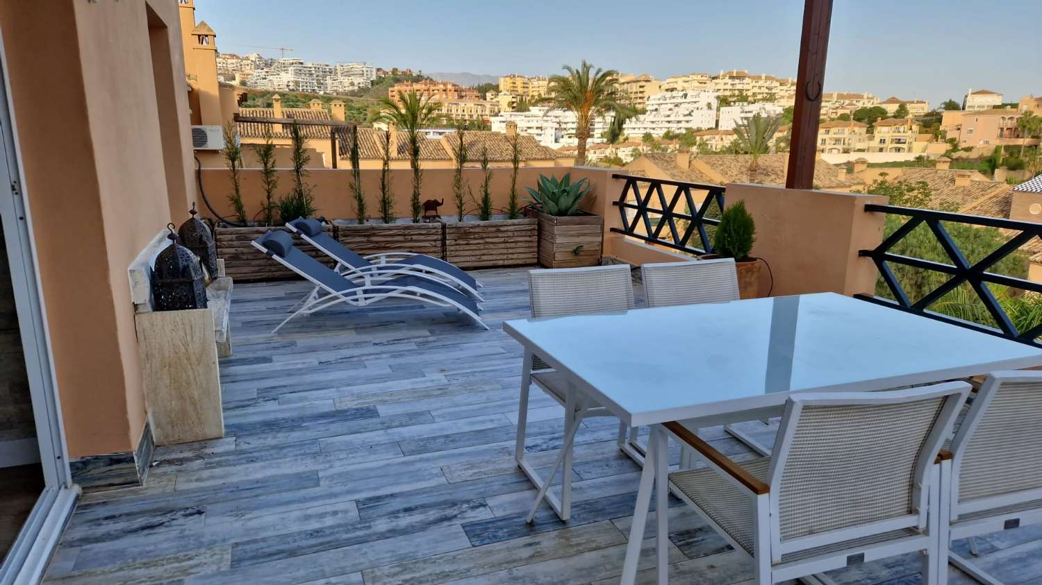 MEDIA TEMPORADA . SE ALQUILA  desde 1.10. 26-30.6.27  BONITO ATICO EN MIJAS COSTA