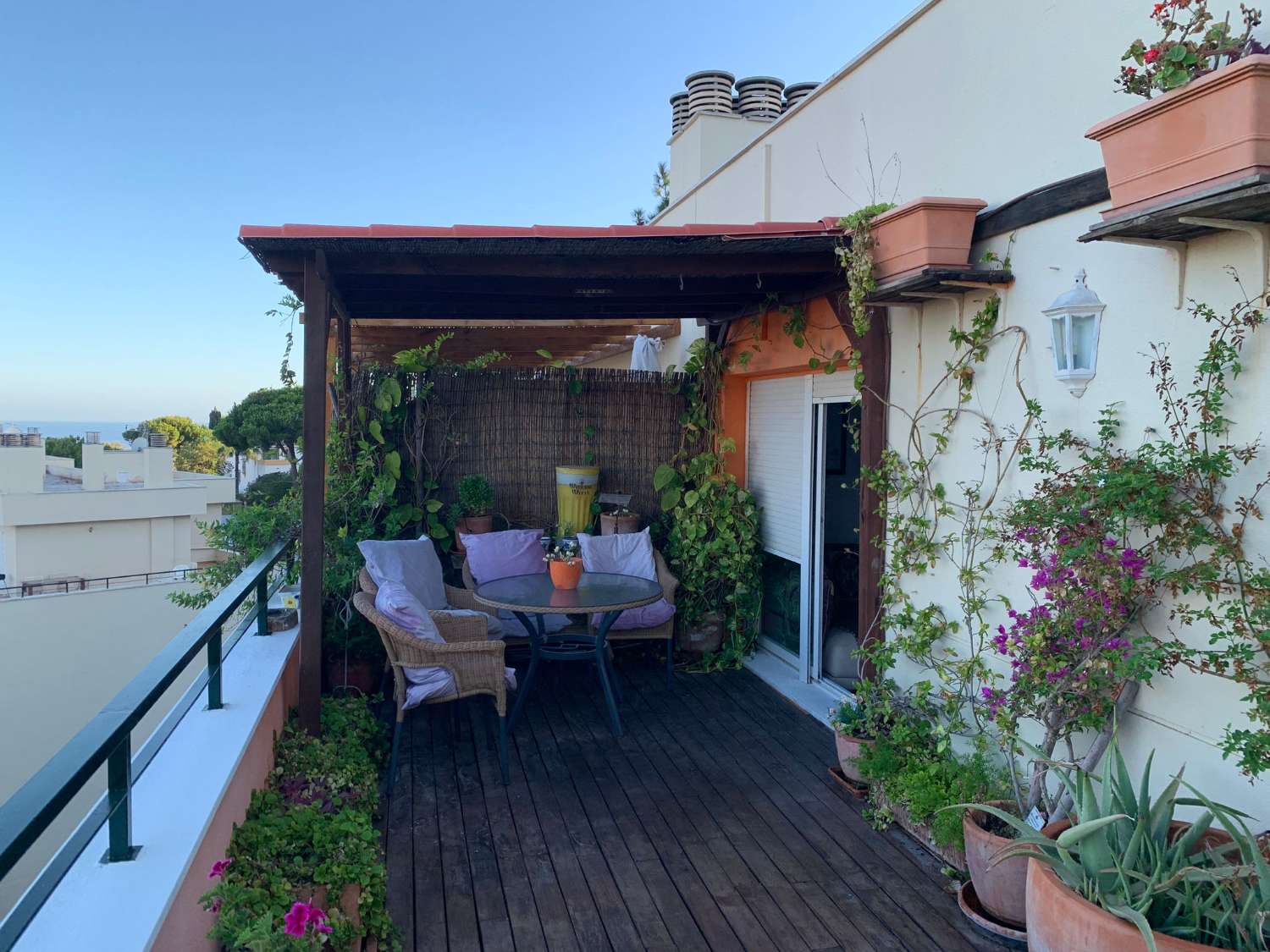 AFFITTATO DAL 15.1.26 PER 10 MESI BELLISSIMO ATTICO CON VISTA SUL MARE A CALAHONDA (MIJAS)