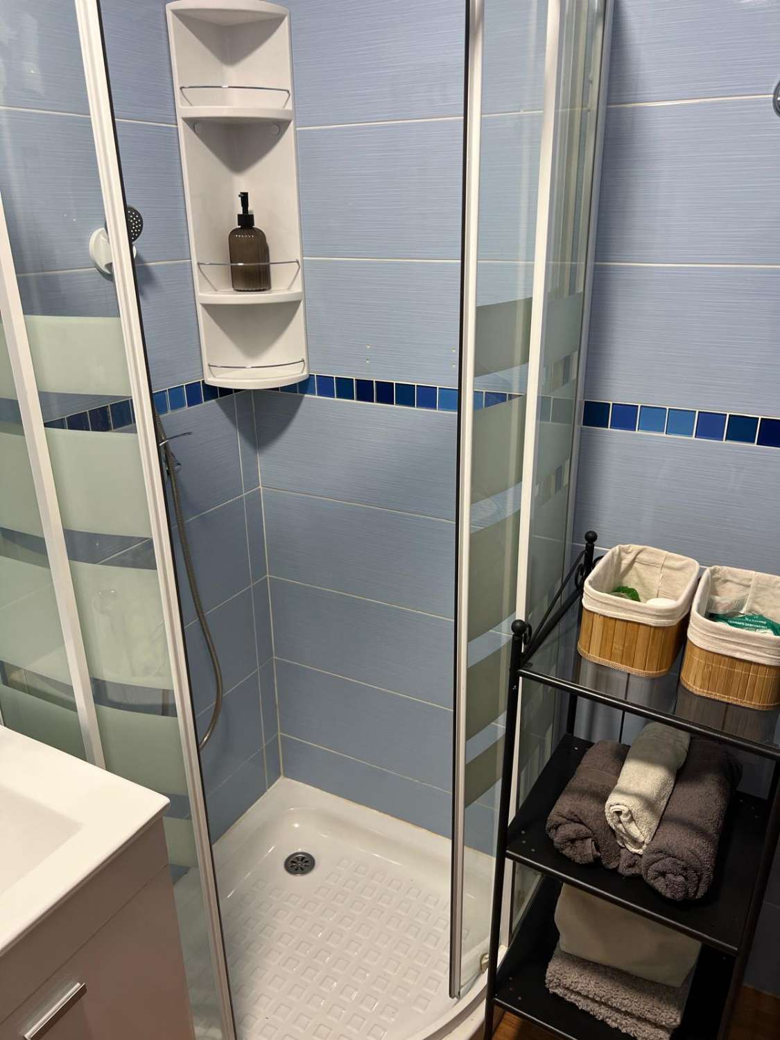 UTHYRNING FRAM TILL 30/06/26 FIN LÄGENHET NÅGRA METER FRÅN STRANDEN I BENALMADENA