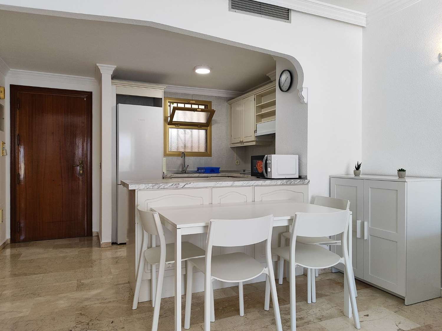 HALF SEIZOEN. TE HUUR VANAF 1.9.25-30.6.26 PRACHTIG APPARTEMENT MET UITZICHT OP ZEE IN FUENGIROLA