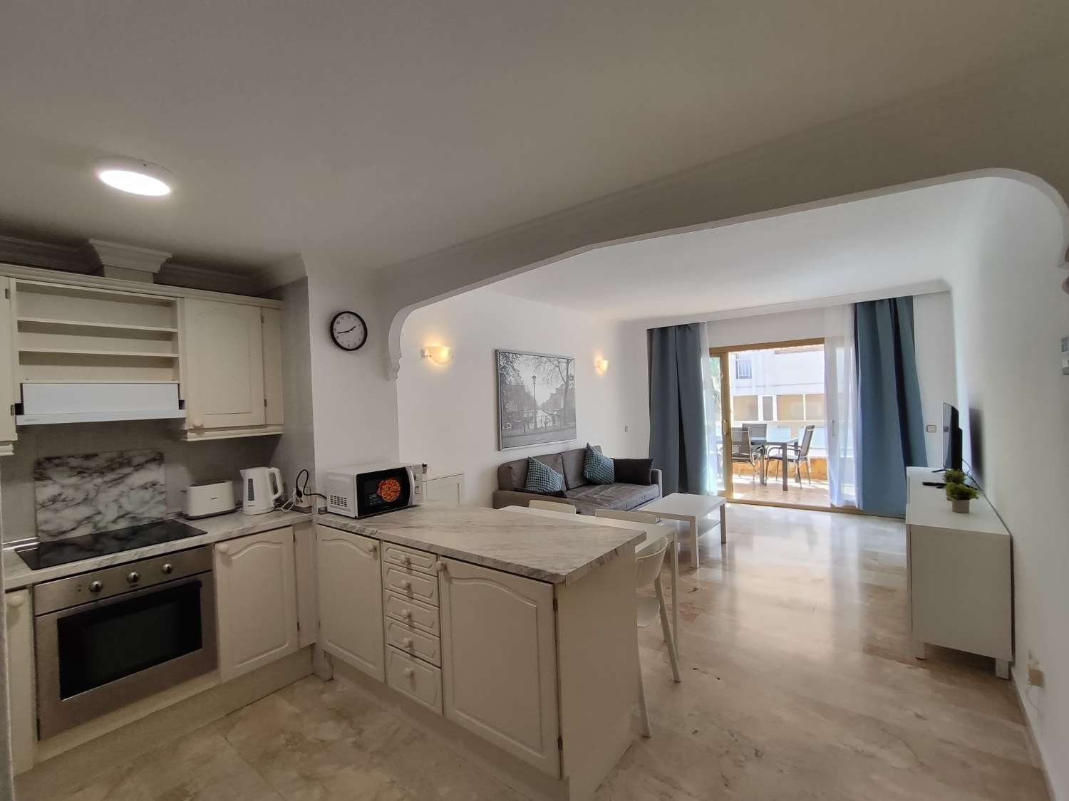 HALF SEIZOEN. TE HUUR VANAF 1.9.25-30.6.26 PRACHTIG APPARTEMENT MET UITZICHT OP ZEE IN FUENGIROLA