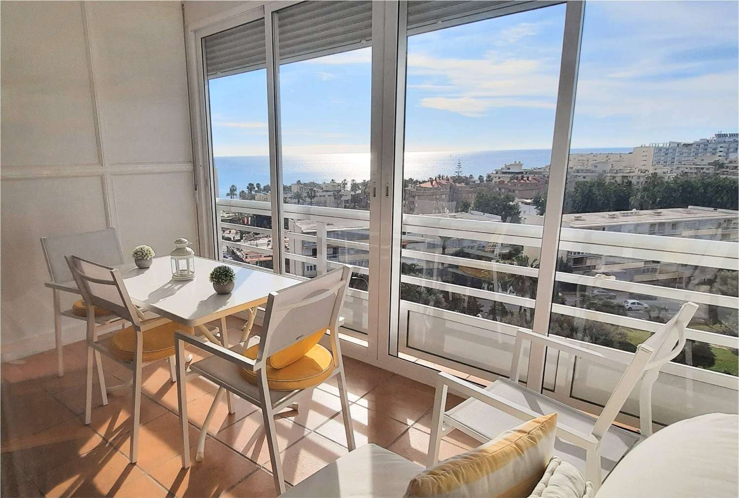 MEDIA TEMPORADA . SE ALQUILA DESDE AHORA  HASTA 30.06.26  BONITO APARTAMENTO  CON VISTAS AL MAR EN LA CARIHUELA (TORREMOLINOS)