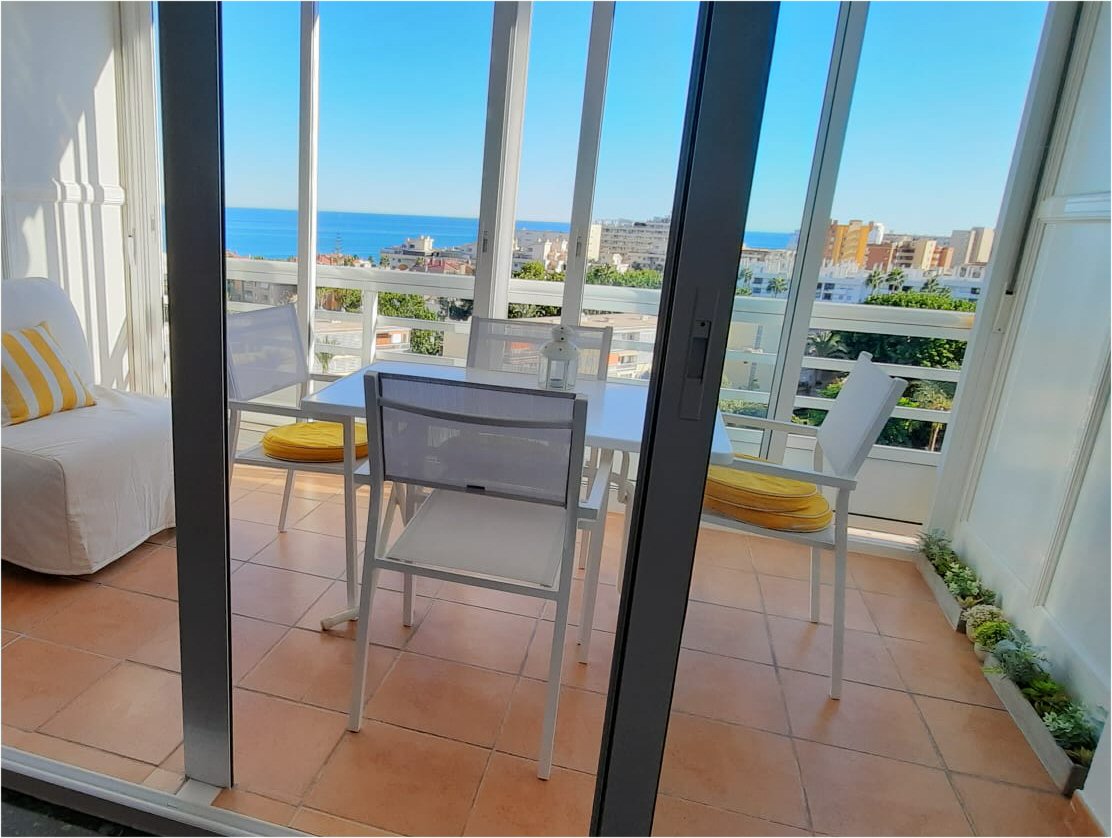 MEDIA TEMPORADA . SE ALQUILA DESDE AHORA  HASTA 30.06.26  BONITO APARTAMENTO  CON VISTAS AL MAR EN LA CARIHUELA (TORREMOLINOS)