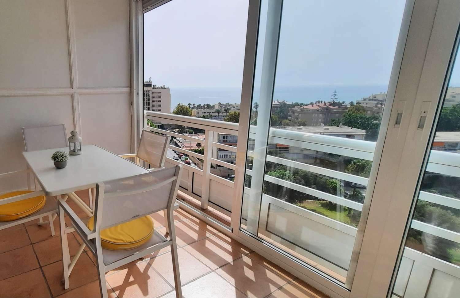 MEDIA TEMPORADA . SE ALQUILA DESDE AHORA  HASTA 30.06.26  BONITO APARTAMENTO  CON VISTAS AL MAR EN LA CARIHUELA (TORREMOLINOS)