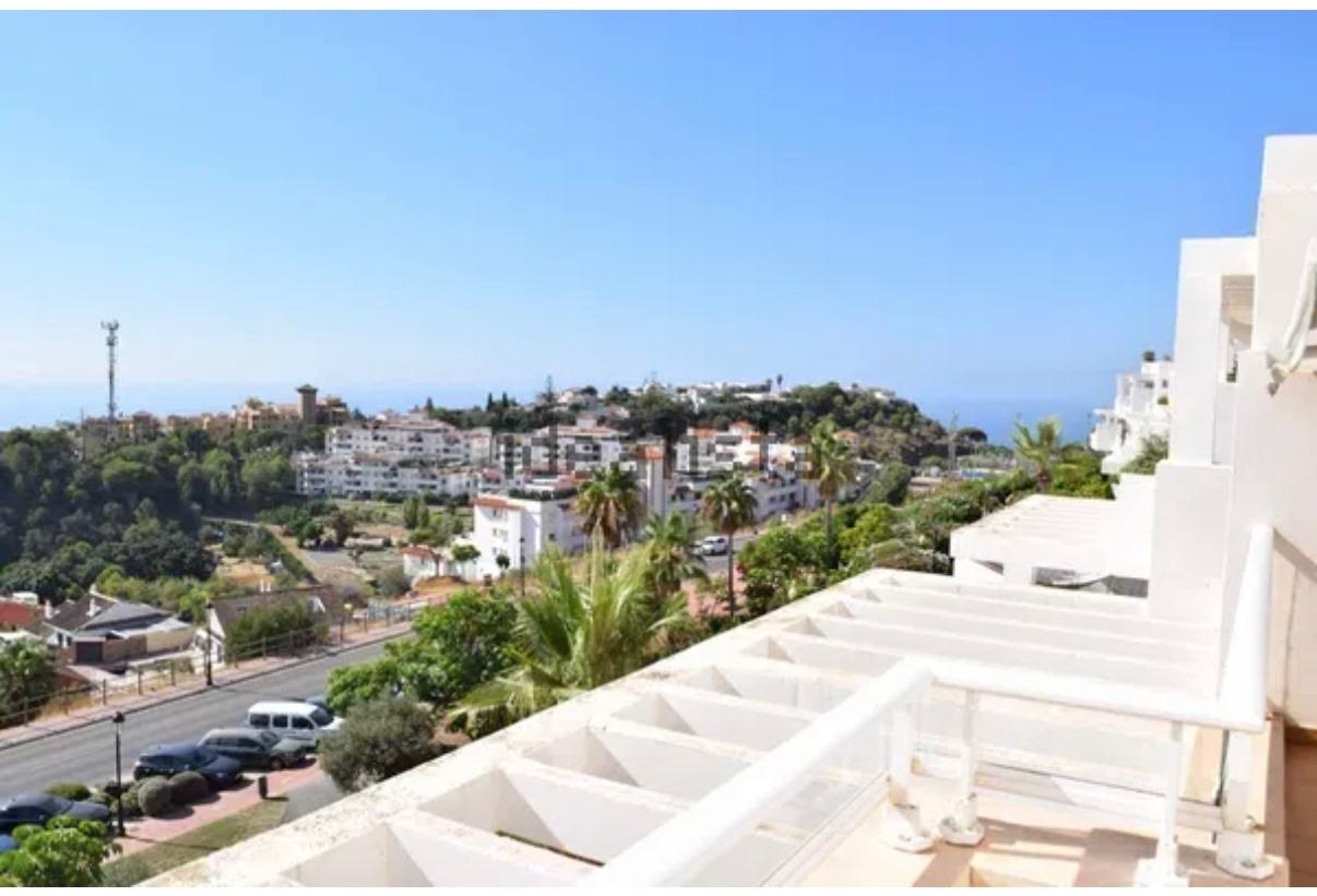 SE ALQUILA POR LARGA  TEMPORADA DESDE 1.6.25- BONITO APARTAMENTO CON VISTAS AL MAR EN BENALMADENA  PUEBLO