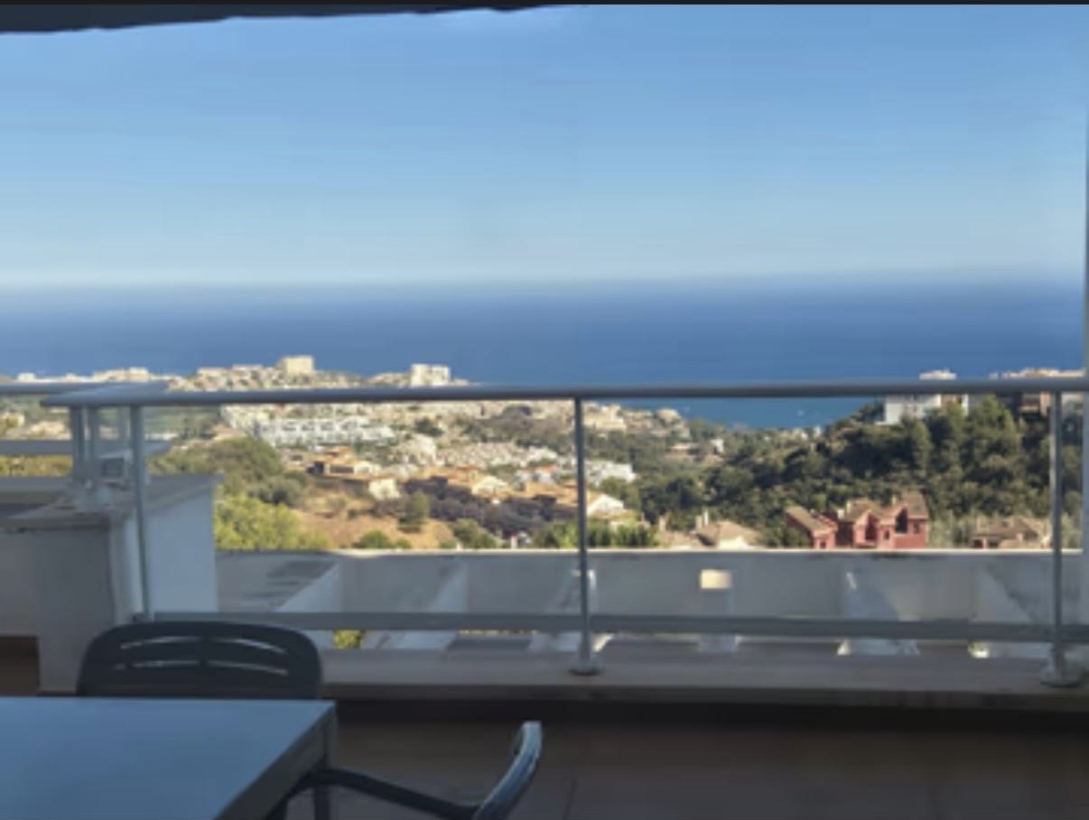 SE ALQUILA POR LARGA  TEMPORADA DESDE 1.6.25- BONITO APARTAMENTO CON VISTAS AL MAR EN BENALMADENA  PUEBLO