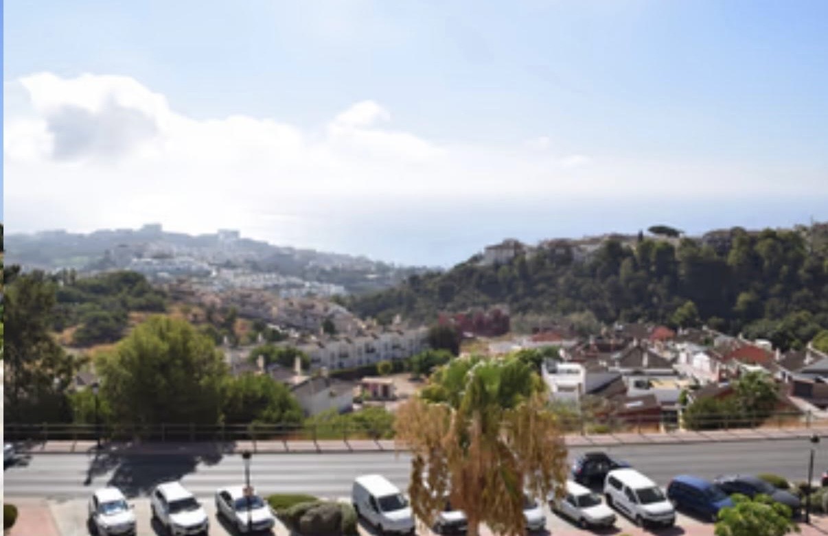 SE ALQUILA POR LARGA  TEMPORADA DESDE 1.6.25- BONITO APARTAMENTO CON VISTAS AL MAR EN BENALMADENA  PUEBLO